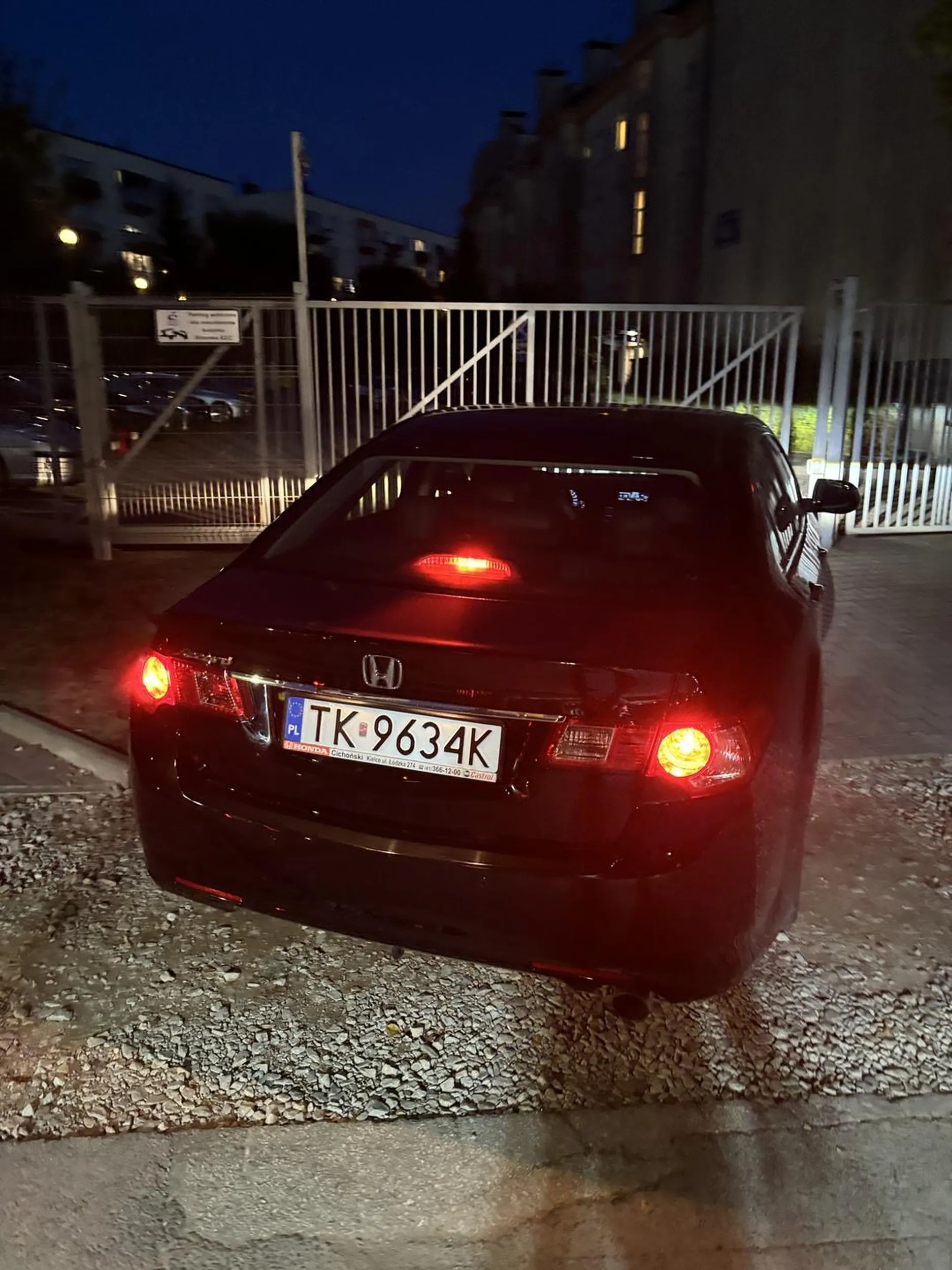 Następnym razem jak będziesz chciala wjechać na podwórko pod blok po chodniku wystarczy powiedzieć a nie trąbić i przypierdalac się do ludzi na chodniku. Wylewaj swoje flustracje w domu.