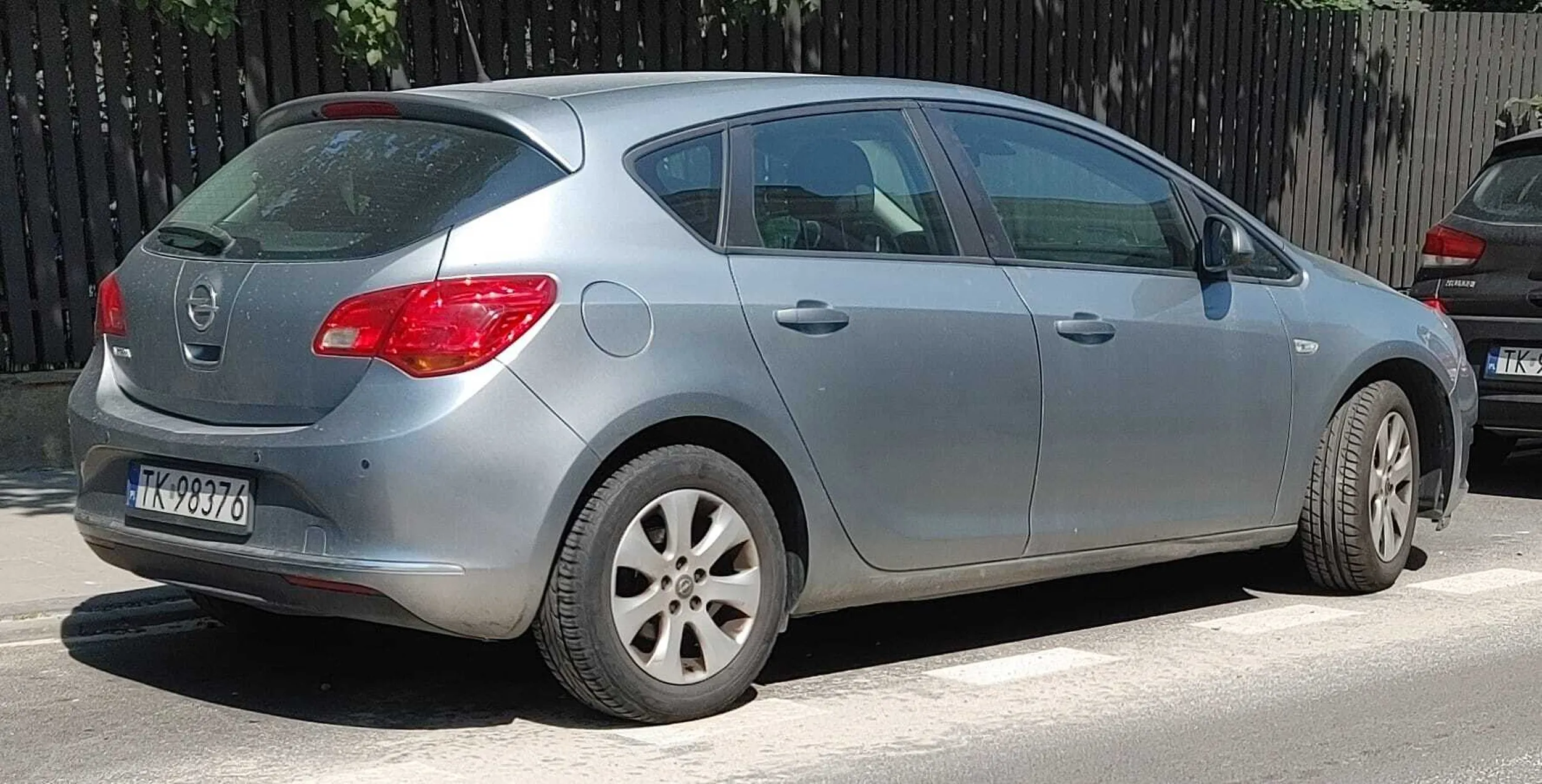 Numery rejestracyjne z 2007 roku na Astrze J produkowanej od 2009 roku - Nieoznakowany radiowóz?