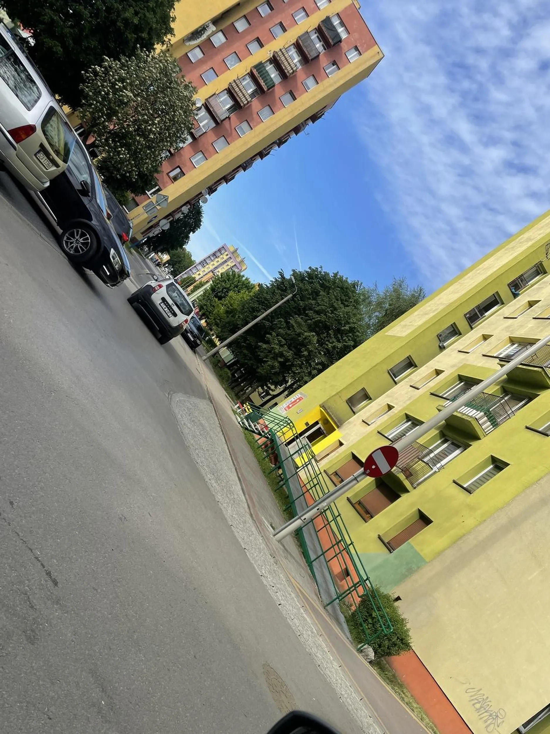 Najpierw mi perfidnie wymusił z podporządkowanej a jak zatrąbiłem  to jechał ok. 10 km/h i blokował mnie !!!  Na końcu skręcił w jednokierunkową pod prąd przejechał ze sto metrów i wjechał na zakaz ! Mistrz !!! Gratuluję temu panu ogłady na drodze !!!