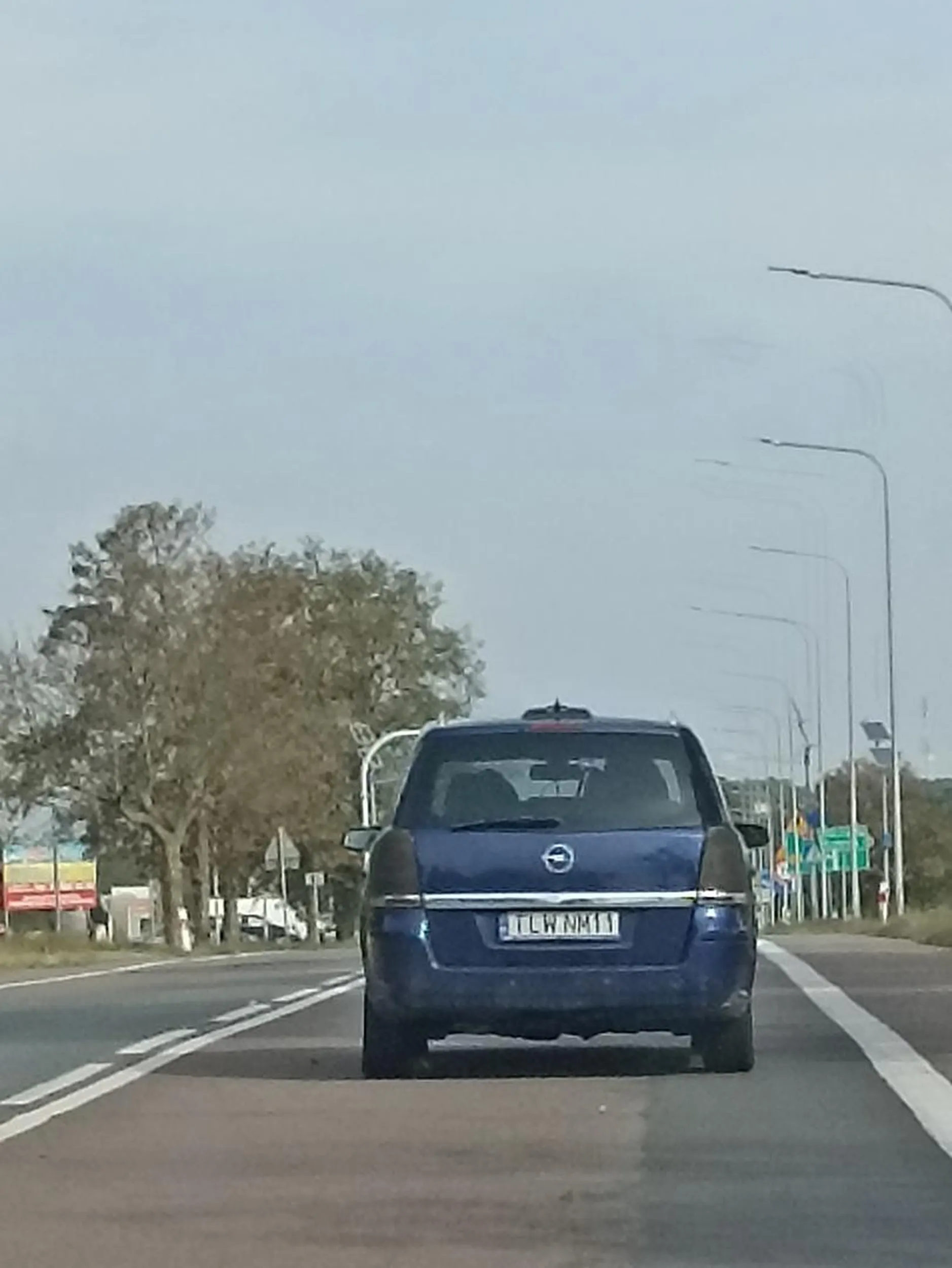 Polecam powtórzyć kurs na prawo jazdy. Brak świateł. Brak świateł stopu. Jechanie lewym pasem na ekspresówce, gdy prawy pusty. Fotoradar 70, twoja prędkość 46. Następny fotoradar 60, twoja prędkość 44. Tragedia. Trasa Lublin - Chełm. 16.09.2024 14:00. Wszystko nagrane.