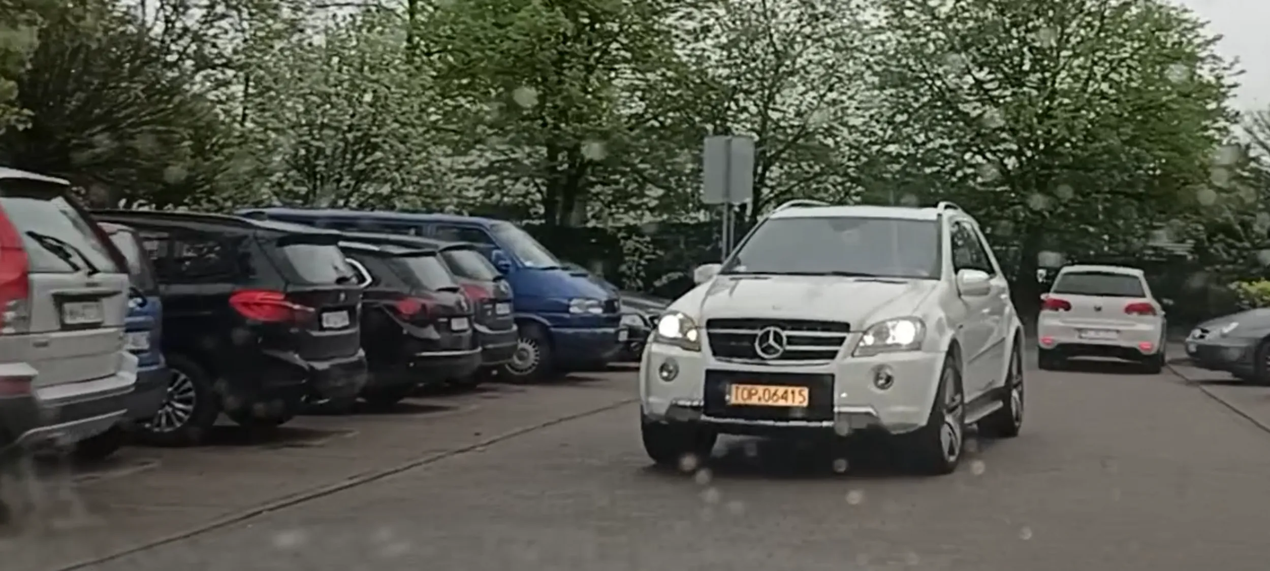 Bandyta drogowy jeździ po parkingu środkiem przejazdu i prawie mnie staranował. Kiedyś kogoś zabije