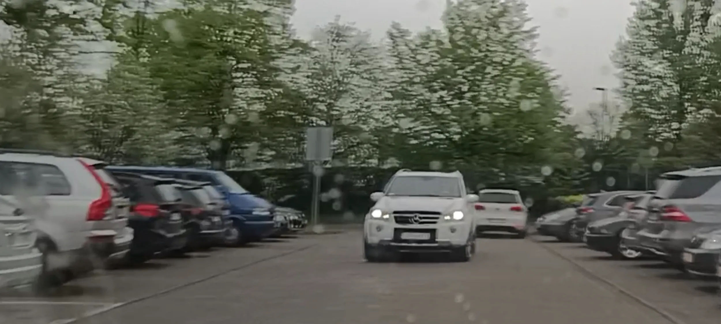 Bandyta drogowy jeździ po parkingu środkiem przejazdu i prawie mnie staranował. Kiedyś kogoś zabije