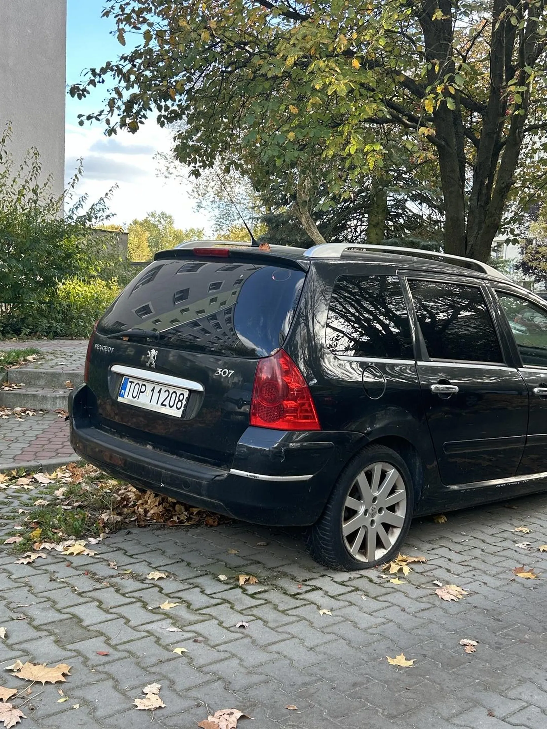 Stoi porzucony od ponad roku i tylko miejsce blokuje