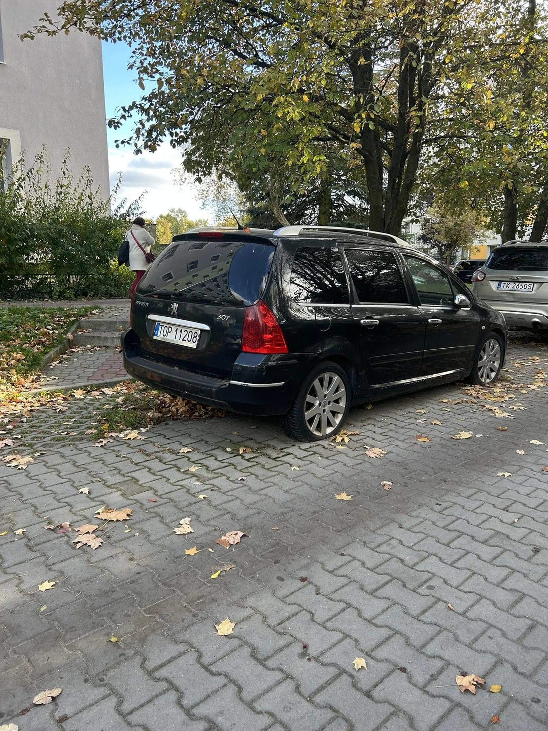 Stoi porzucony od ponad roku i tylko miejsce blokuje