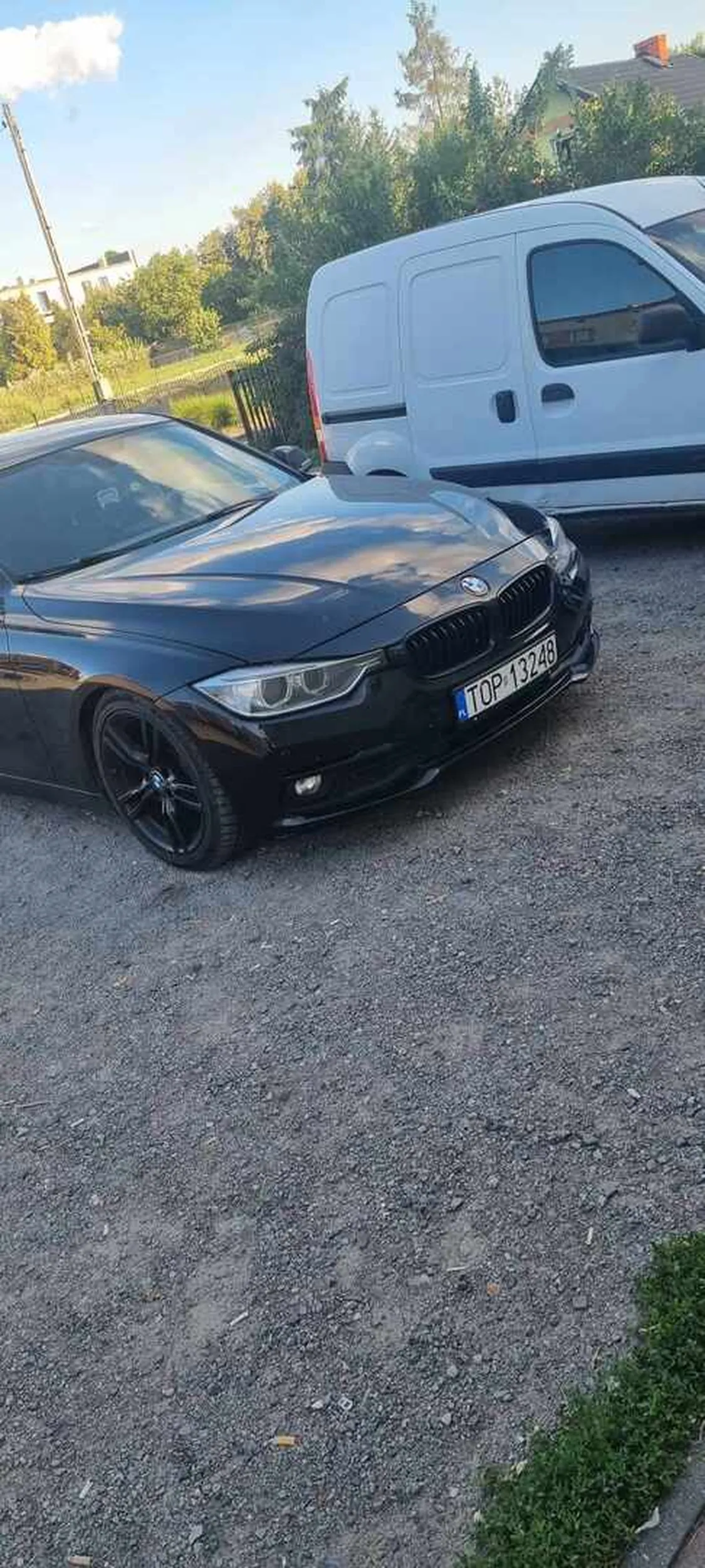 Zwykły zjeb wyprzeda się z karetką i strażą, nie umie wrzucić żadnego kierunkowskazu a po komentarzu przez wielki brzuch nie był nawet w stanie wyjść z auta, ciągnę kable za kasę.