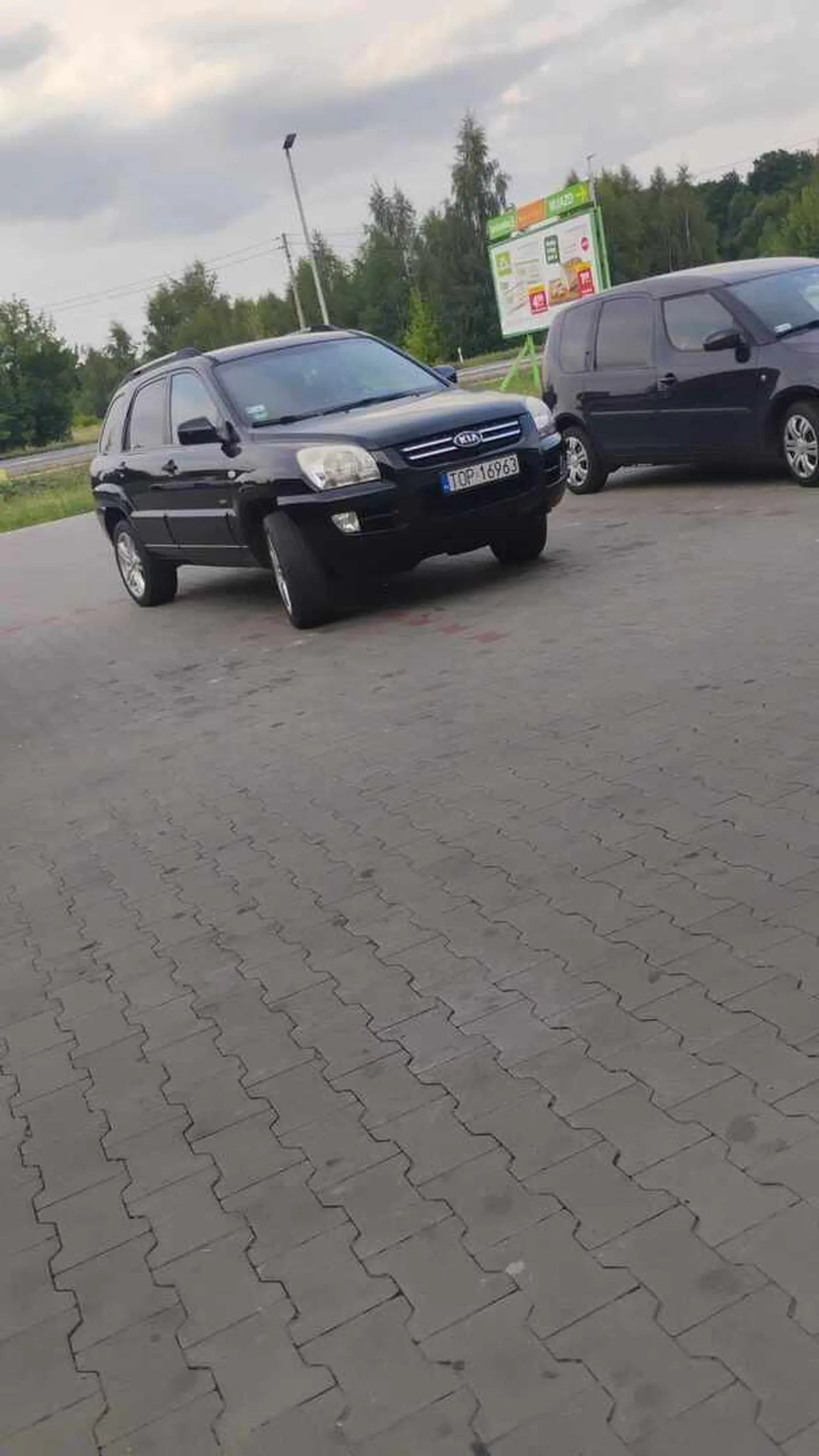 Baba parkuje na środku wjazdu do sklepu (-2000 aura)