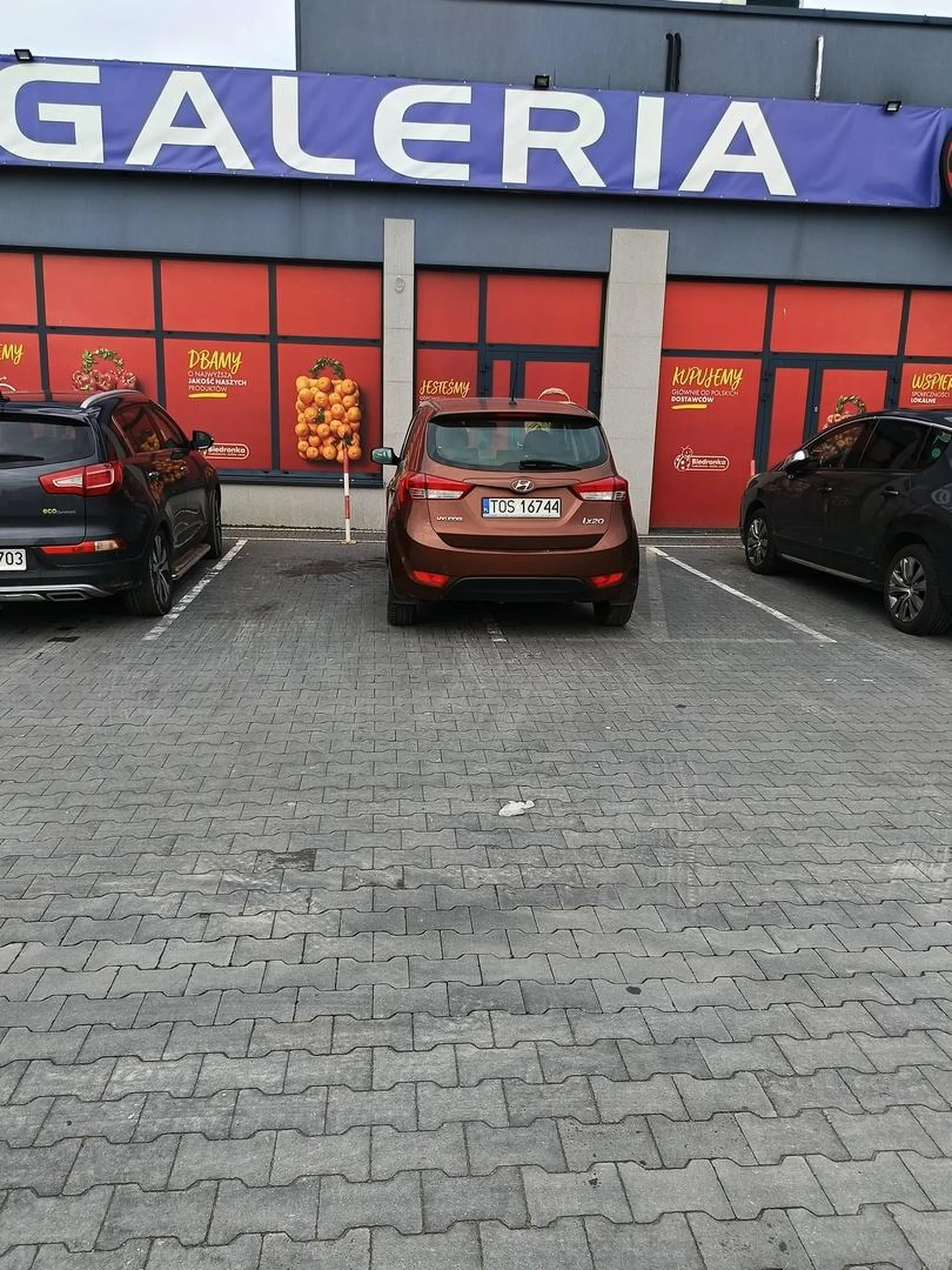 Klasyk! Małe autko a nie mieści się na jednym miejscu parkingowym. Brawo!!!