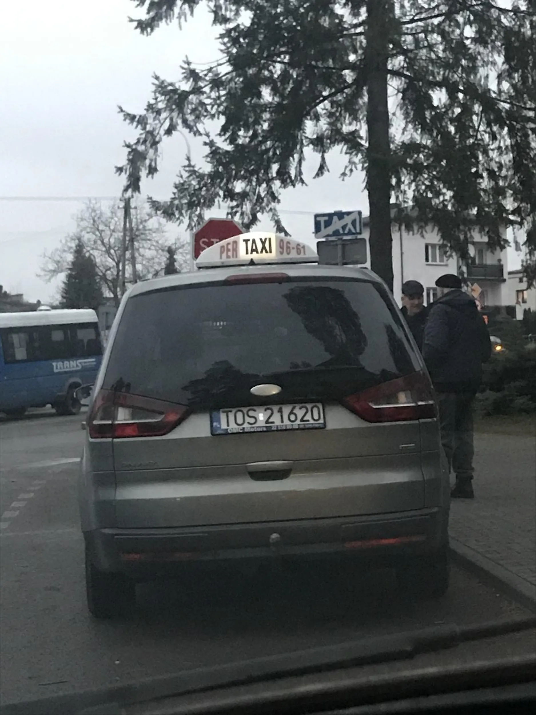 Dziadek z taxi Ostrowiec Św. Radzę przestać jeździć skoro nawet zaparkować się nie potrafi, typ w dodatku chamski, niemiły. Nie polecam