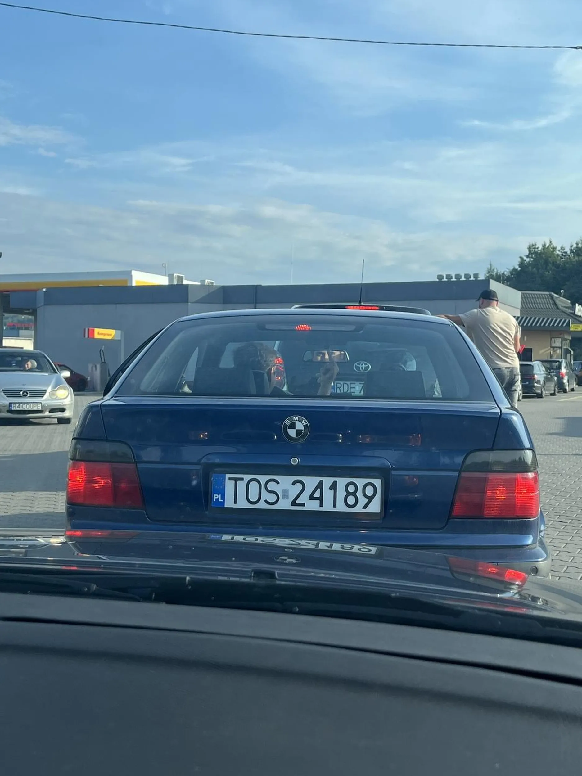 kierowca pokazuje przyrodzenie