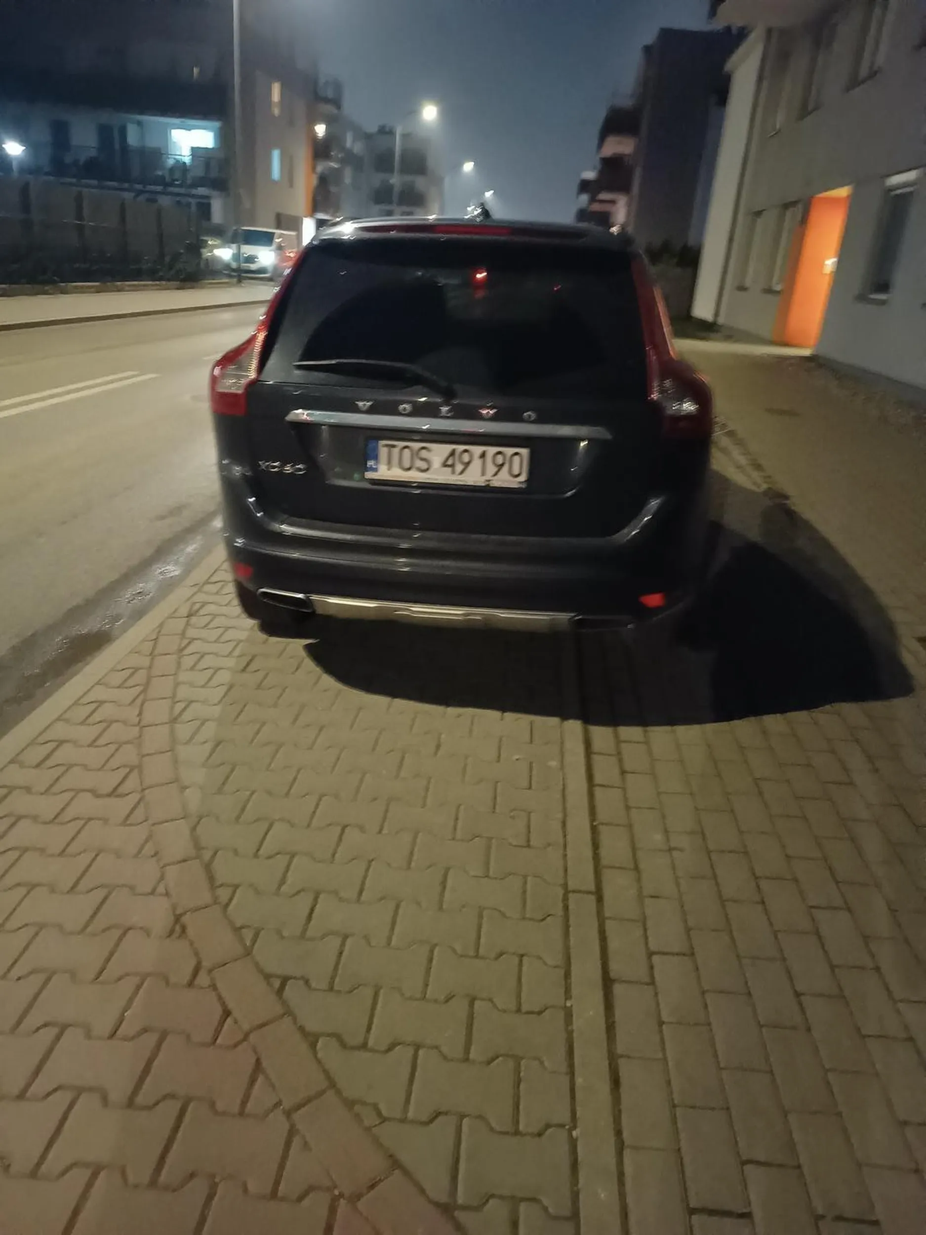 Chamskie parkowanie na środku chodnika