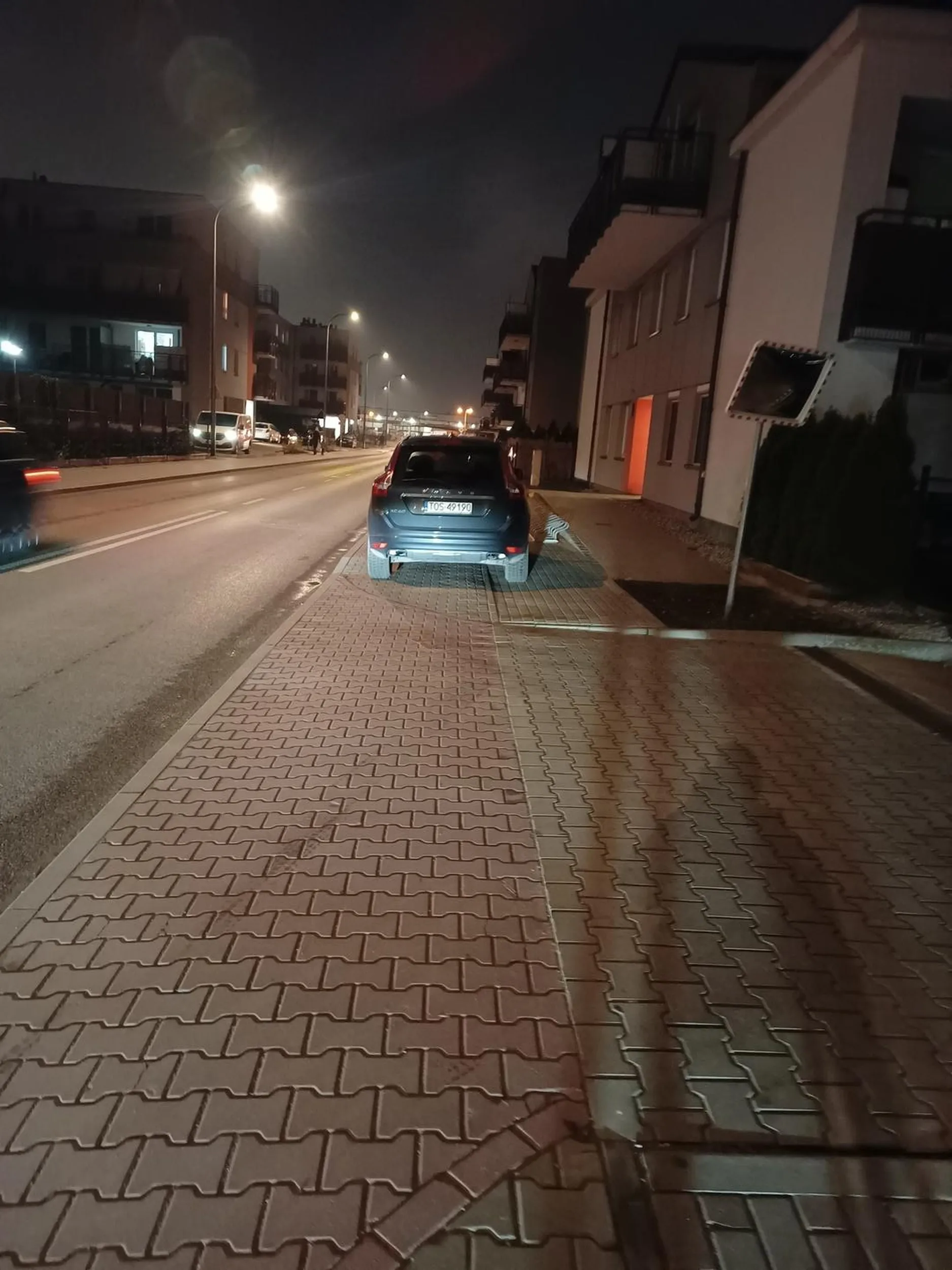 Chamskie parkowanie na środku chodnika