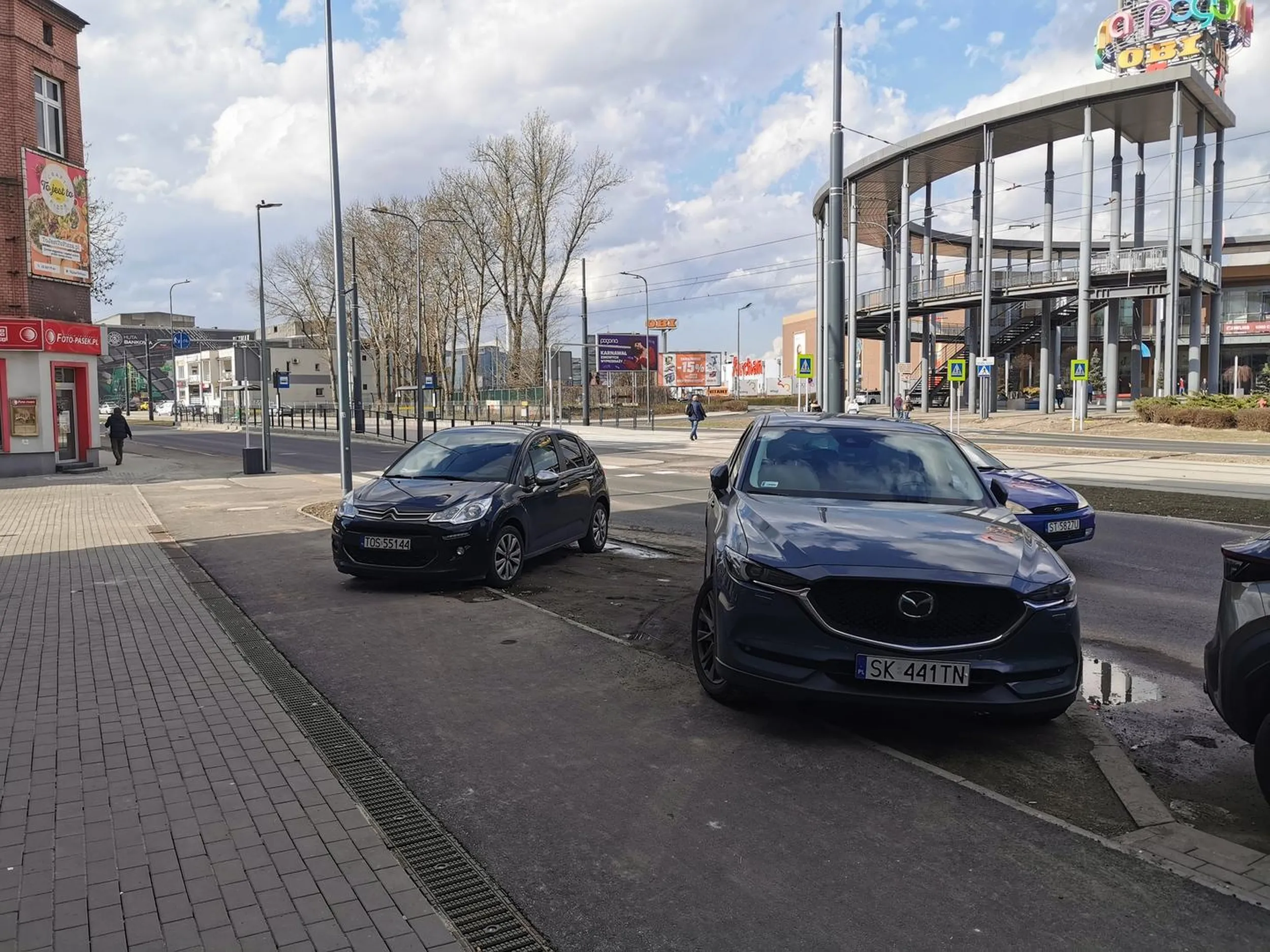 Muszę zaparkować bo się uduszę! Kawałek trawnika i drogi rowerowej!