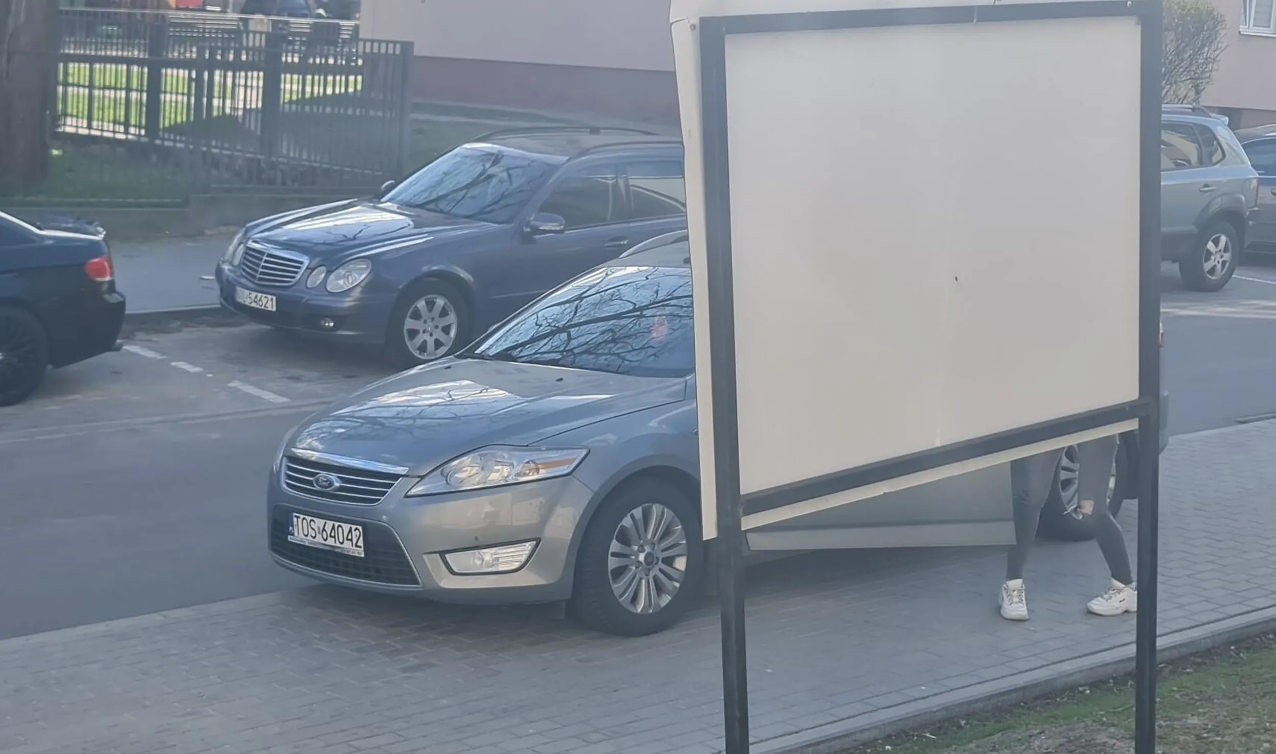 Tak zwany marny popis w parkowaniu przedstawiła pani, ponieważ inni ludzie mieli problem z przejechaniem obok. Proponuję wykupić dodatkowy kurs doszkalający z jazdy samochodem.