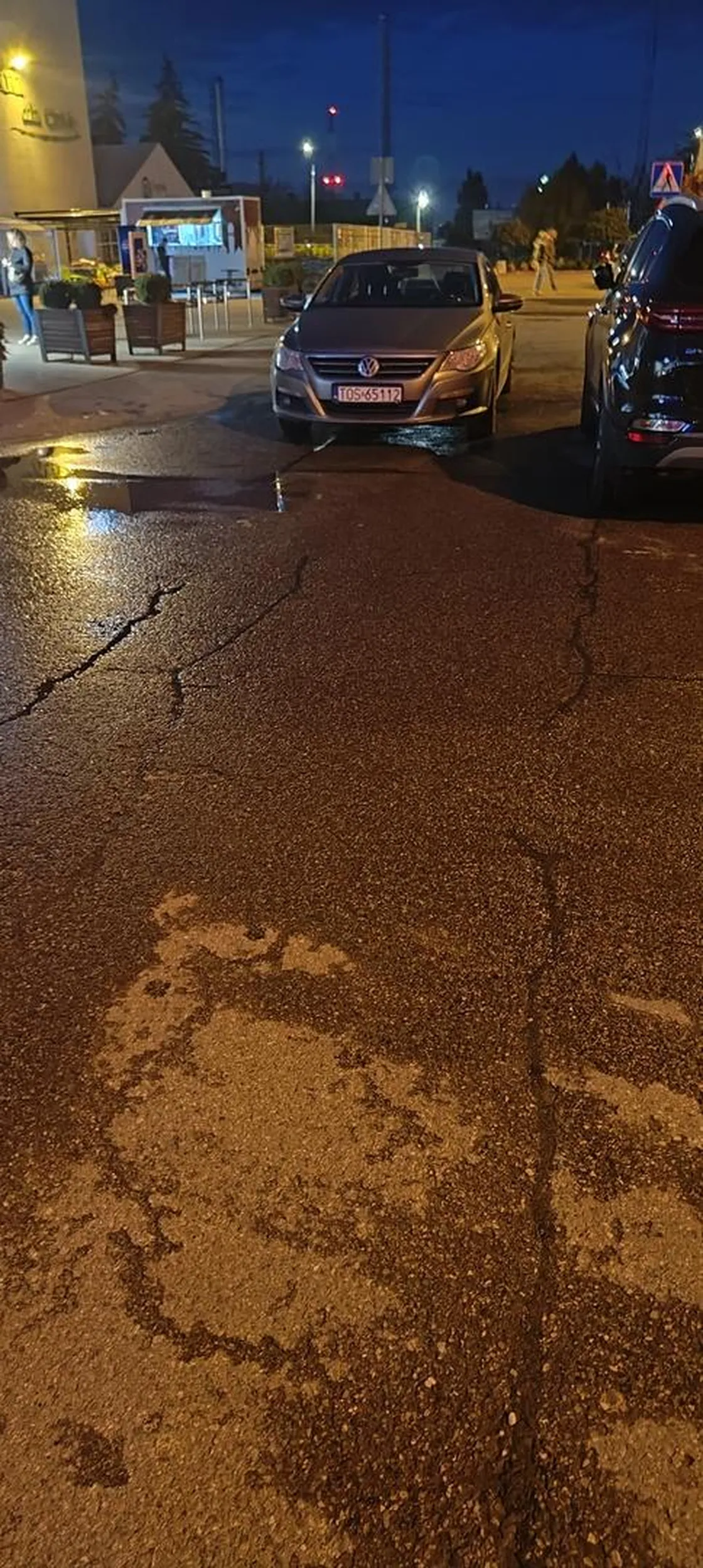 Takie tam parkowanie na środku drogi