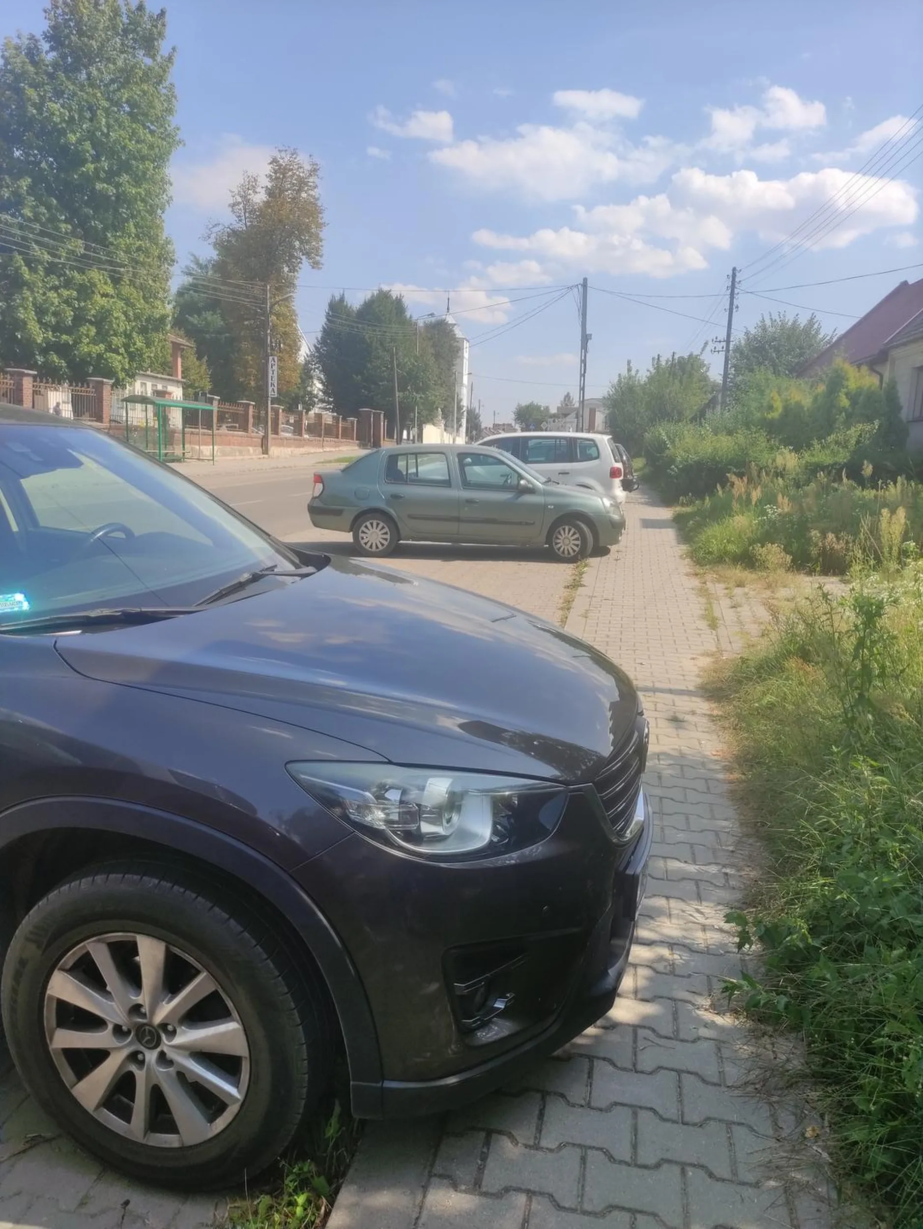 Kierowca ma wylew mózgu i zastawia cały chodnik