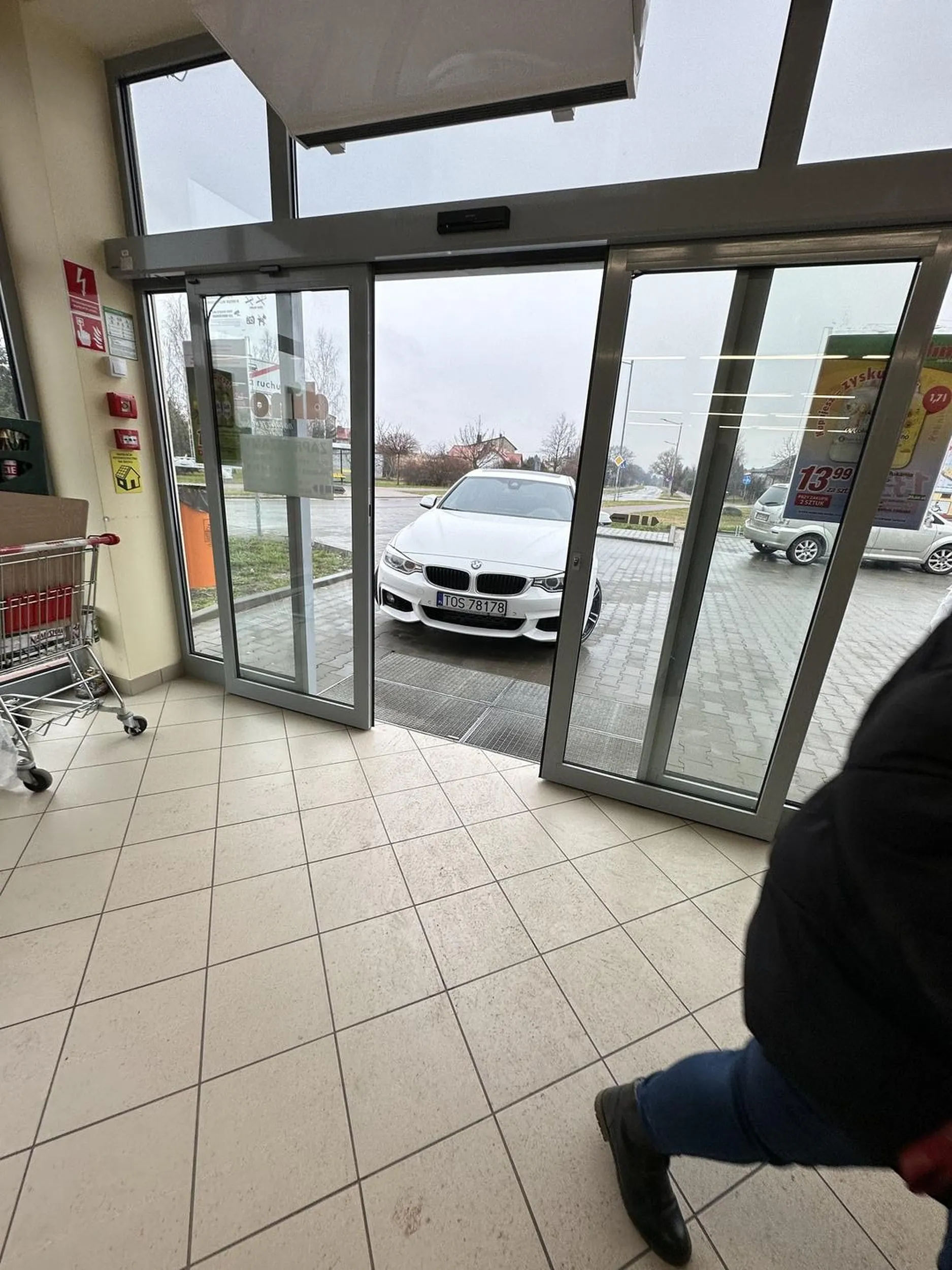 Następnym razem wjadę do sklepu, bo mam stare zapierdziane BMW po Niemcu i mi wolno.