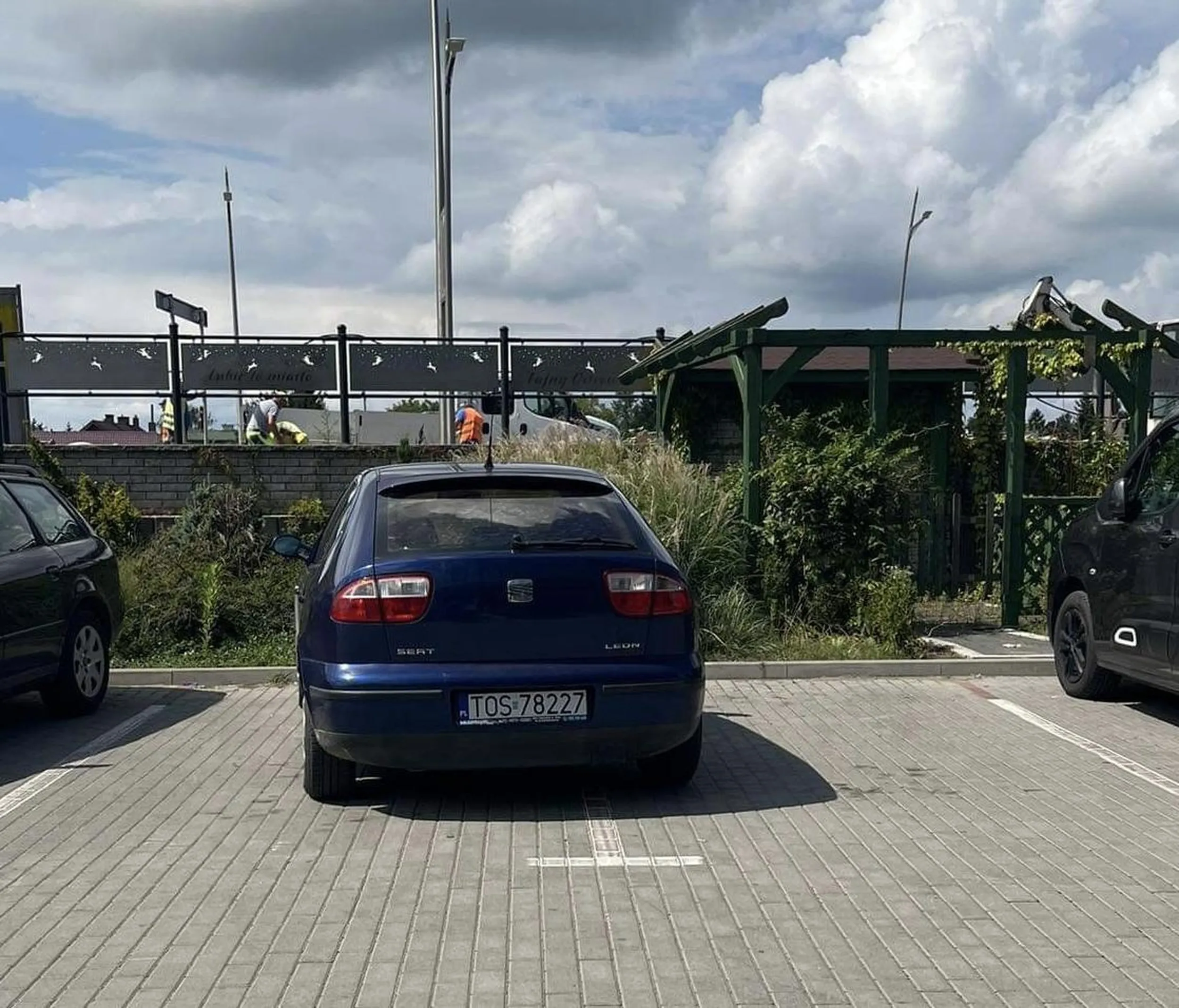 Niech się Pani nauczy parkować bo pół godziny chyba Pani tak stała w dodatku XDDD