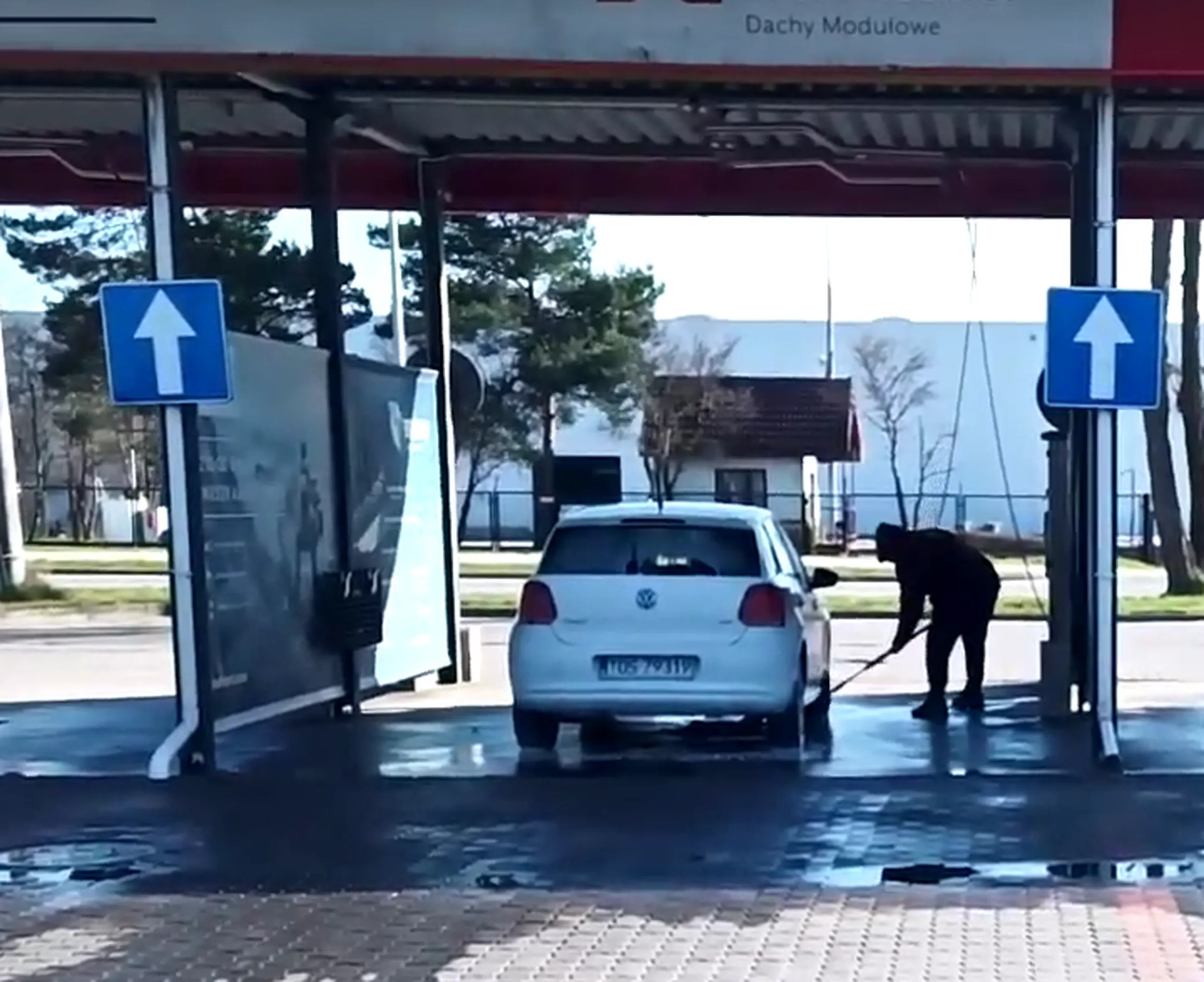 Kozak. Myję na myjni szczotą felgę a potem pumeksuję tą szczotą po lakierze. Jego ulep i może kreślić po nim rysikiem do metalu. Co nie zmienia faktu, że pod kopułą jest coś nie tak.