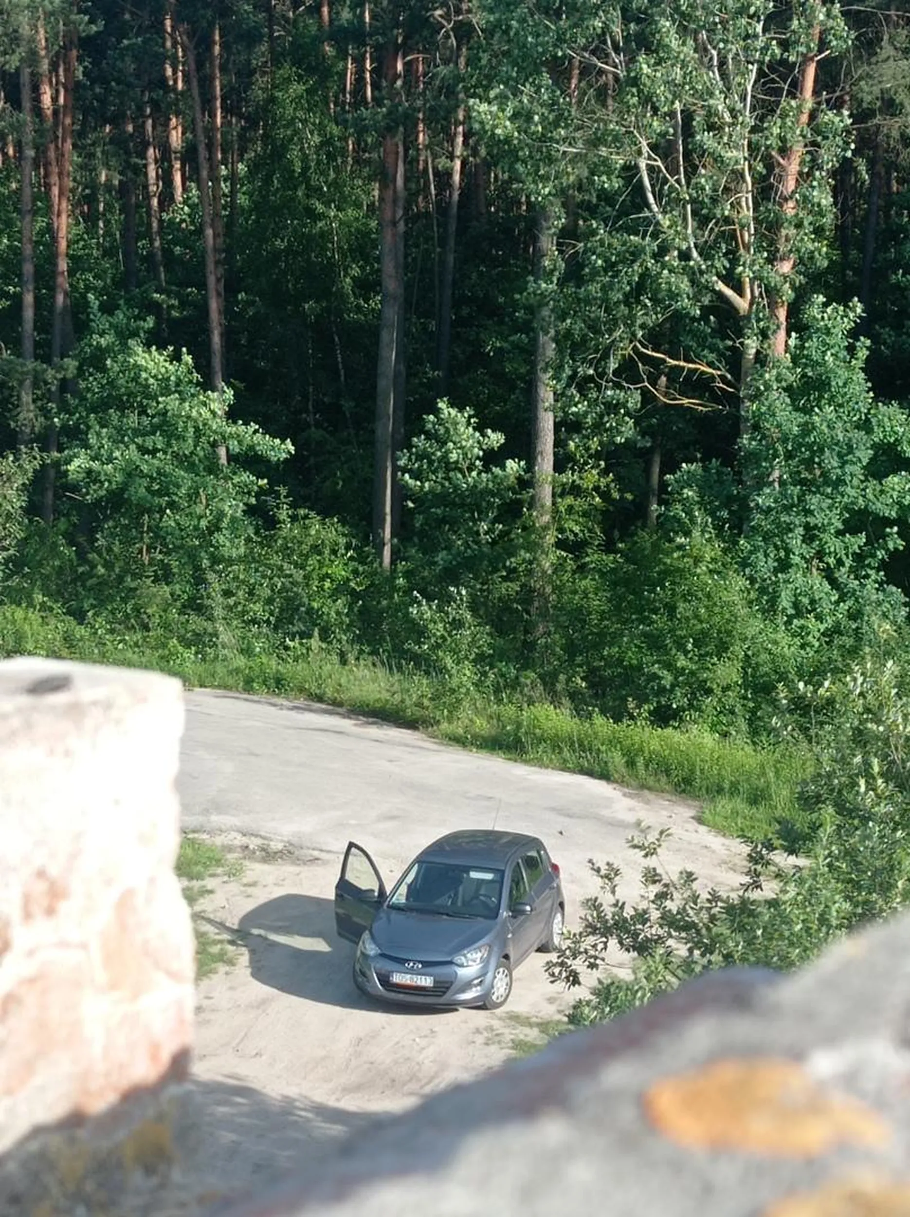 Parkowanie na środku drogi. Nie ma przejazdu. Pozdrawiam