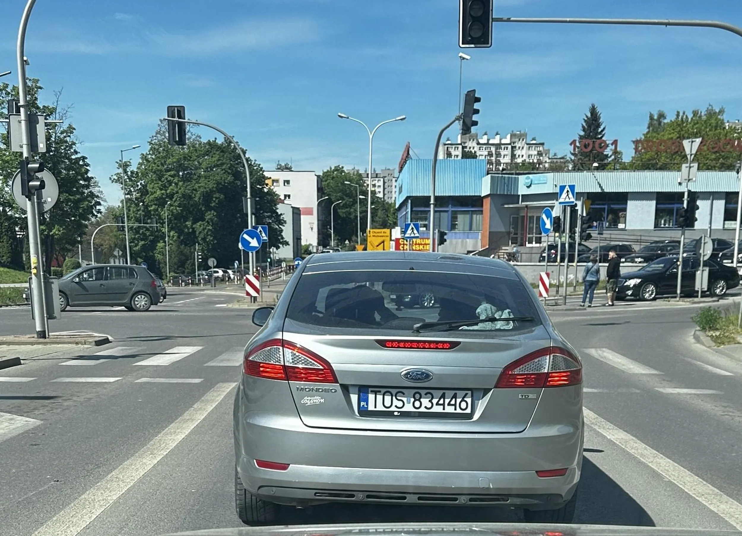 Pani omija osoby będące na przejściu dla pieszych.