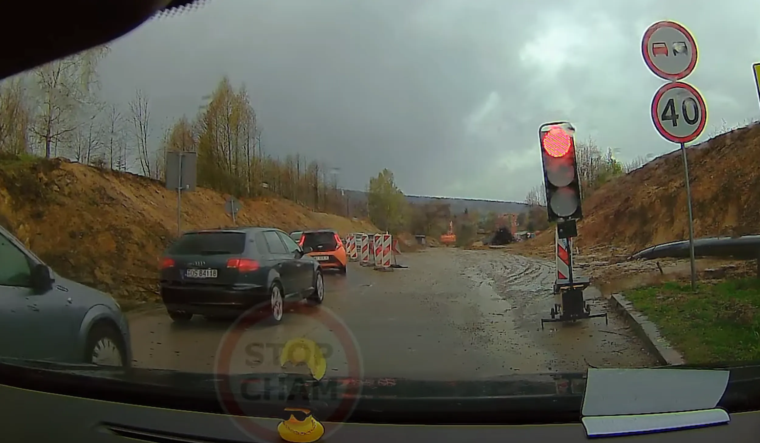 Kierowca jest daltonistą i przejeżdża na czerownym świetle. Pozdrowienia ze stopchama