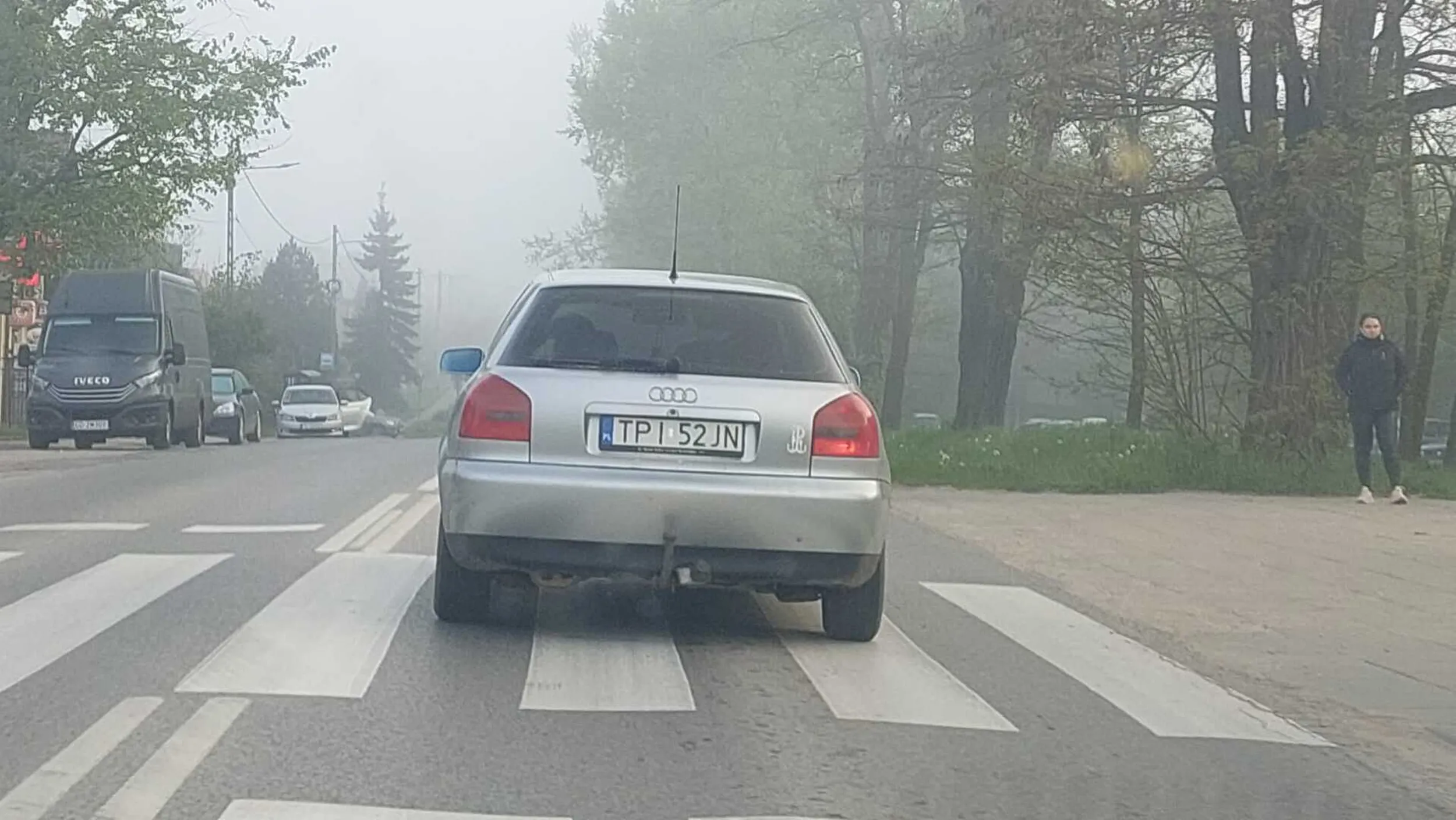 TPI bara-oszołom przyjechał z Pińczowa do Kielc i cwaniakuje. Wlot do Kielc skręt w Ściegiennego. Zmiana pasa ruchu  przed światłami+ przejazd za sygnalizacje świetlną w celu ominięcia samochodów do skrętu w lewo. Nagranie wysłane na policje.
