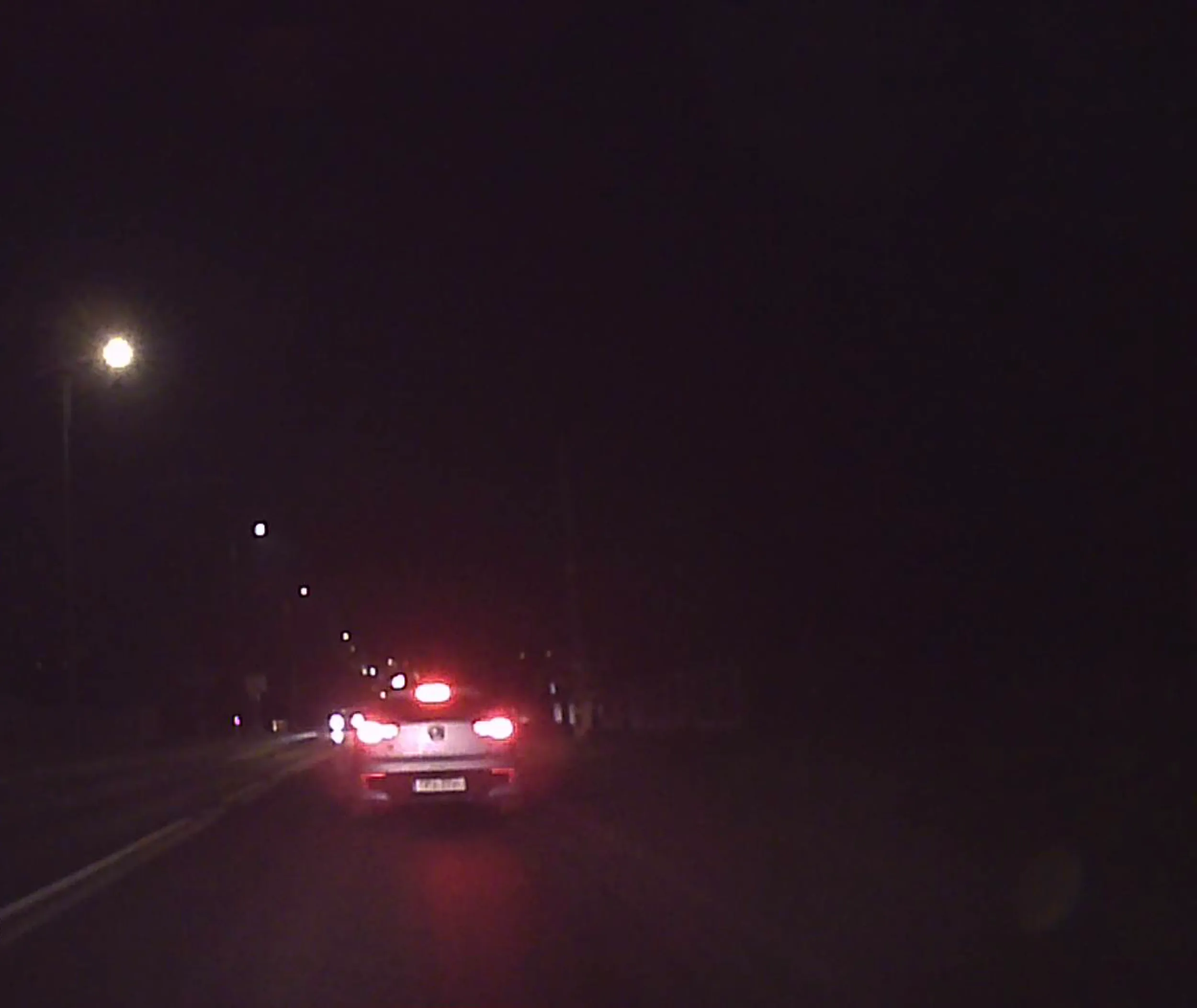 Kierowca, zanim skręcił do Żabki, hamował non stop bez uzasadnionej przyczyny.