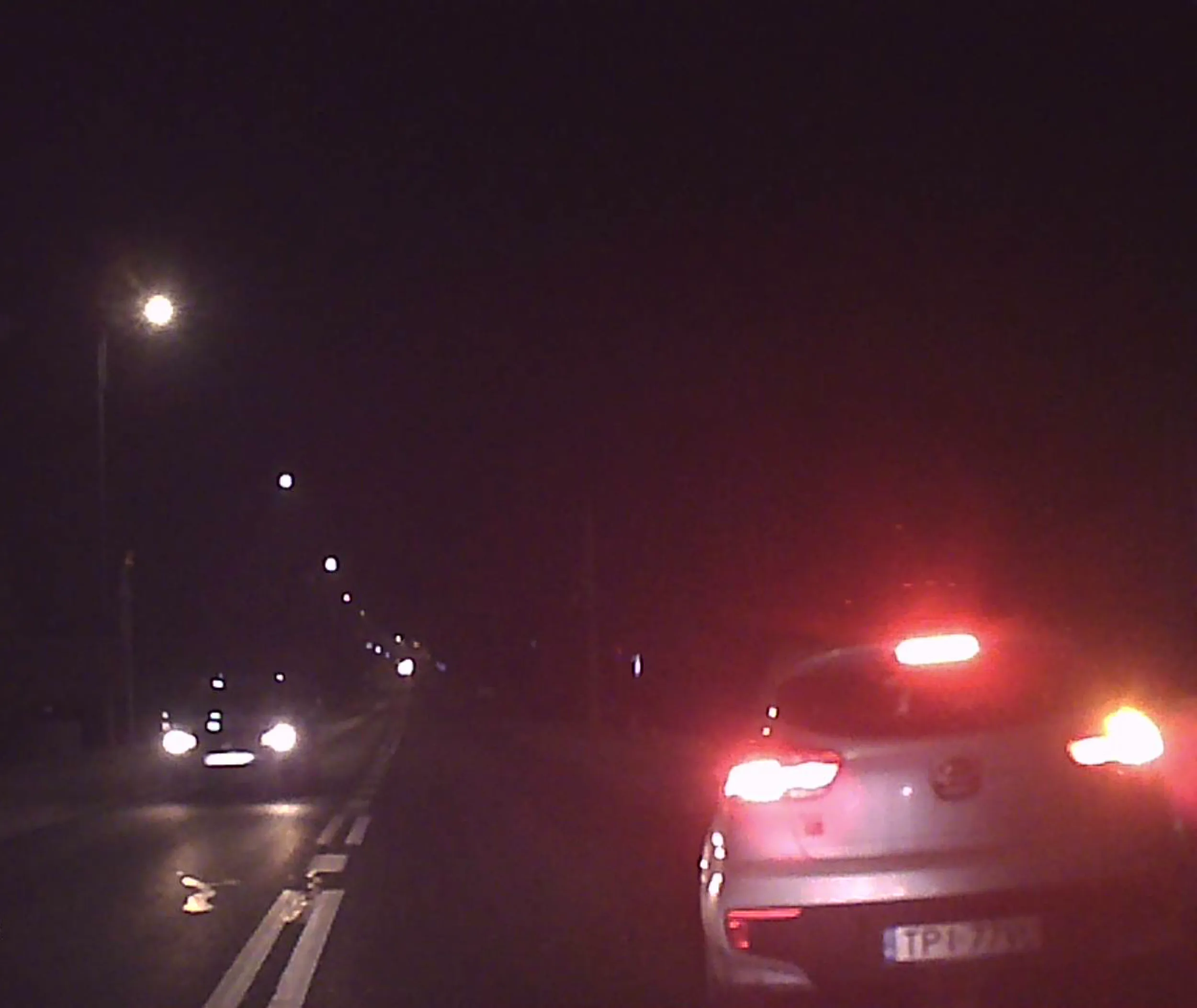 Kierowca, zanim skręcił do Żabki, hamował non stop bez uzasadnionej przyczyny.