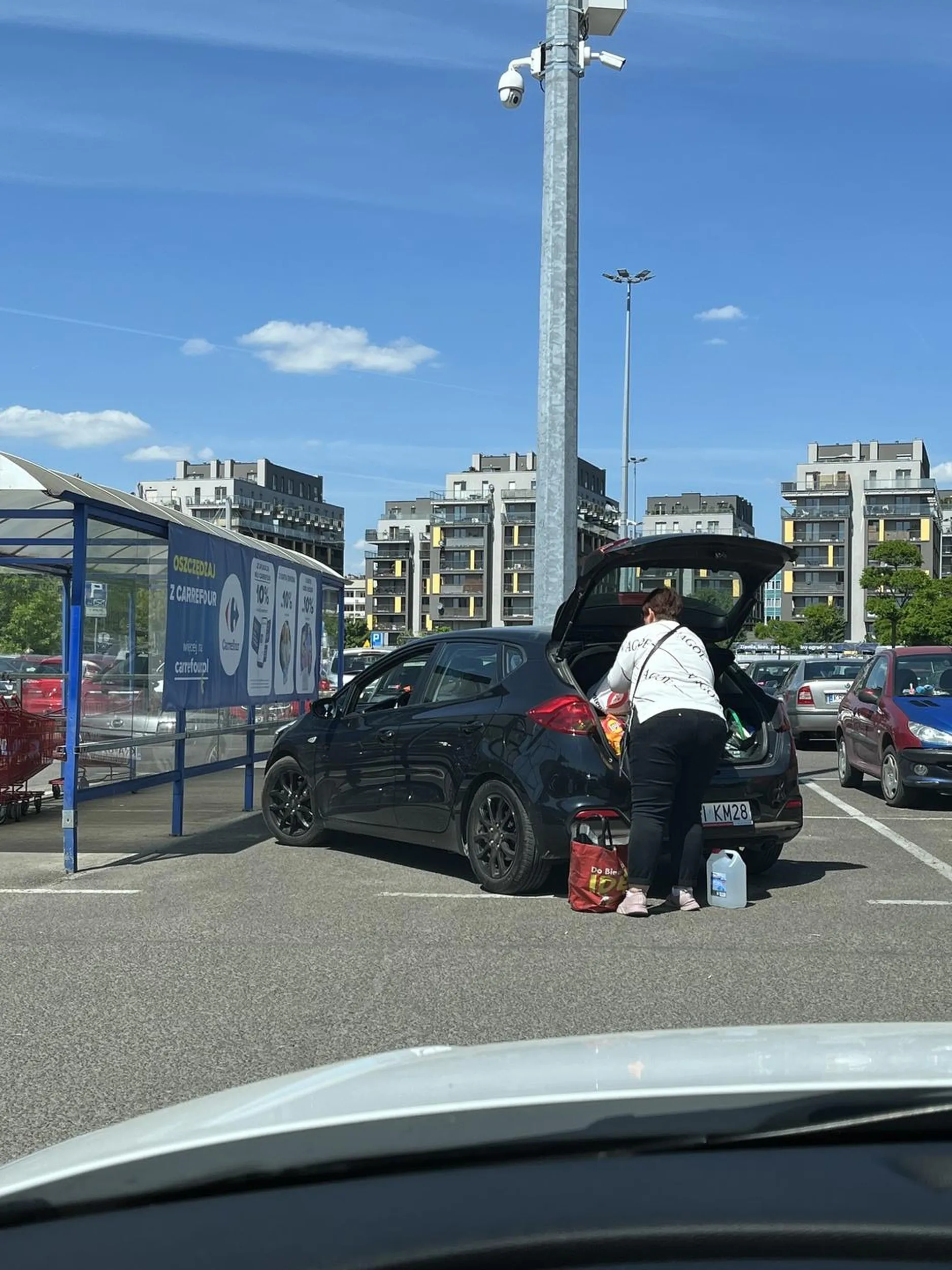 Platynowa kretynka z dzieckiem czeka na mamusie zajmując 2 miejsca parkingowe