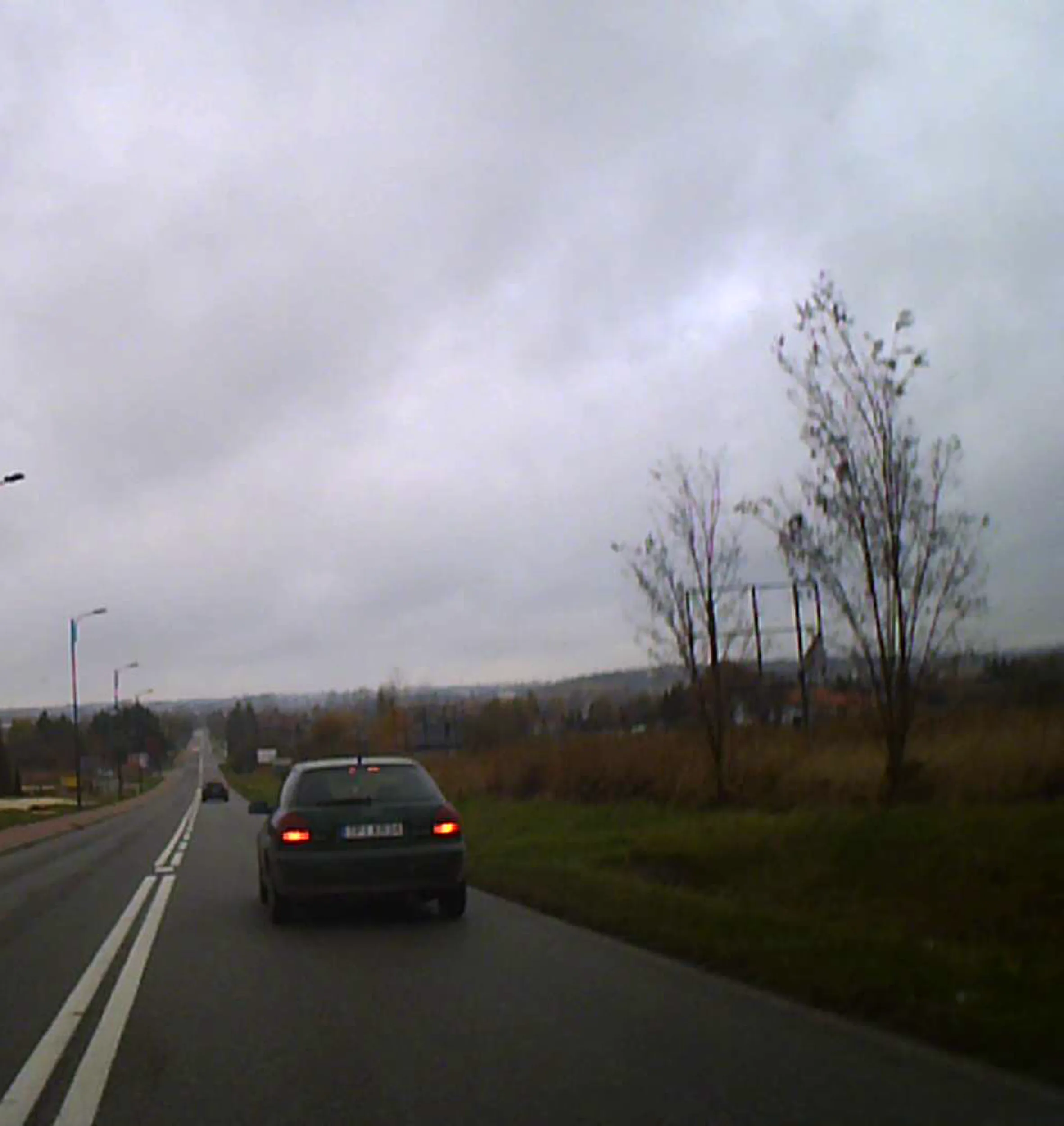 Jedzie jak .ipa, podczas wyprzedzania przyspiesza, a później znów hamuje. Robolu lepiej, znajdź dentystę nim Ci ktoś ząbki wy...ie za takie zachowanie!