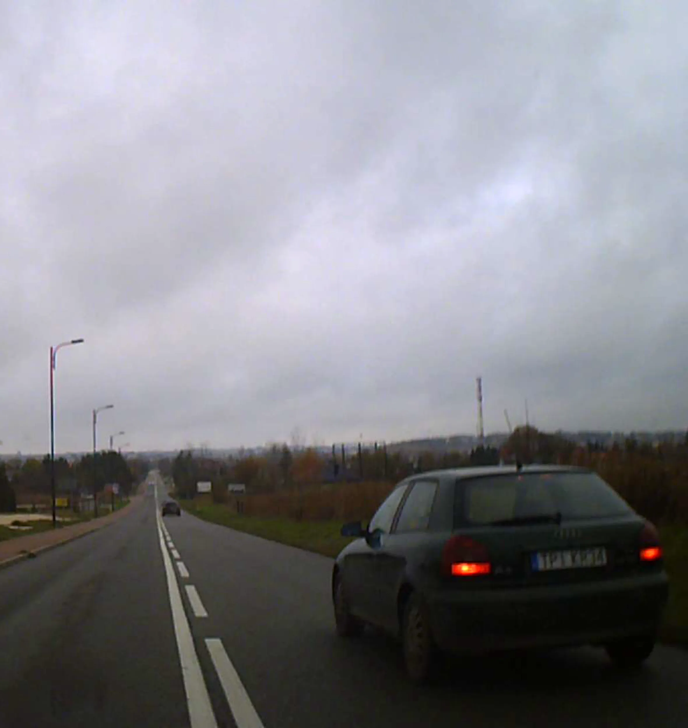 Jedzie jak .ipa, podczas wyprzedzania przyspiesza, a później znów hamuje. Robolu lepiej, znajdź dentystę nim Ci ktoś ząbki wy...ie za takie zachowanie!