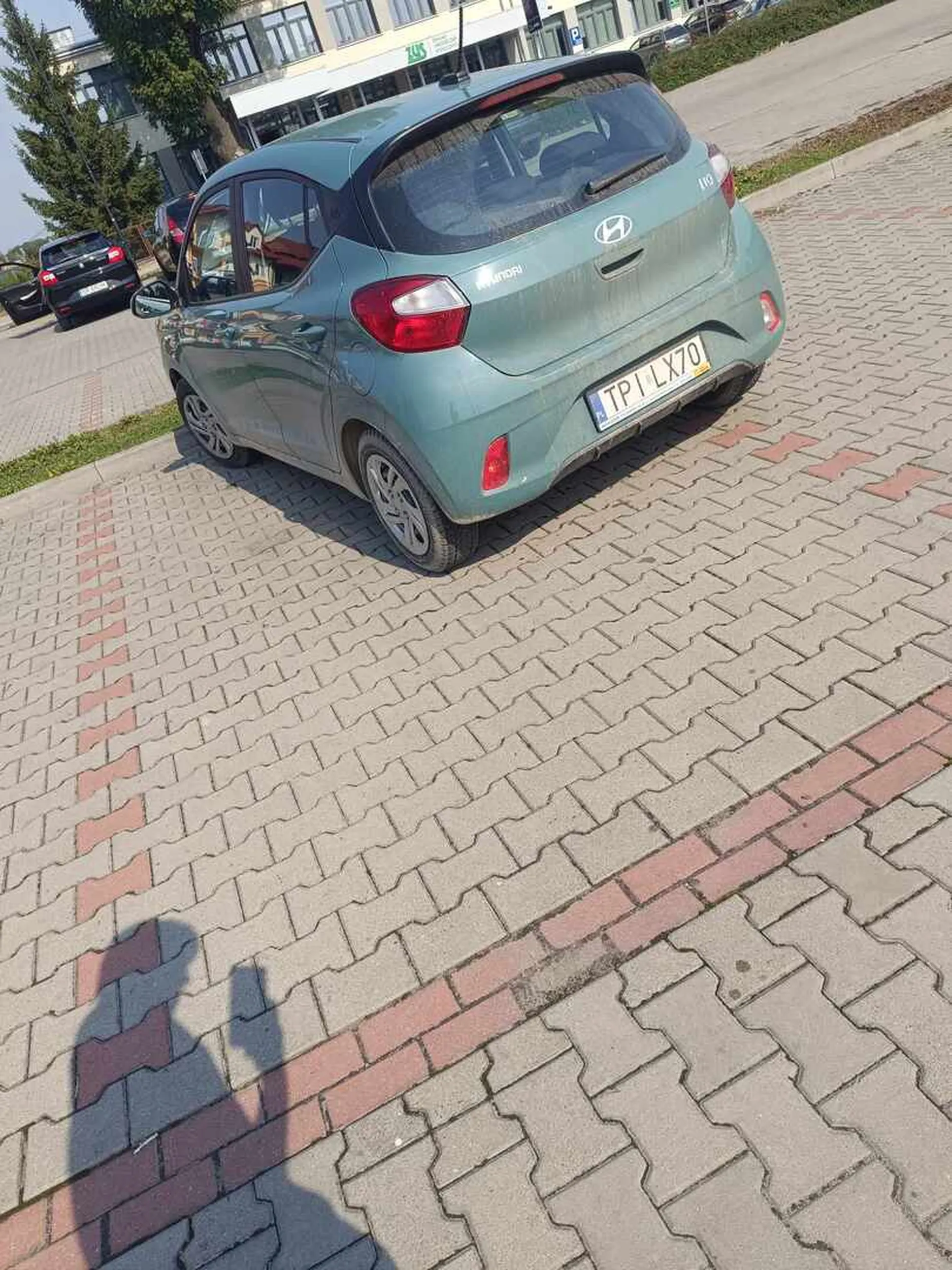 Po sposobie zaparkowania odrazu widać że z Pińczowa, bieda bije od samochodu tak że mówi ludzkim głosem, nie pozdrawiam