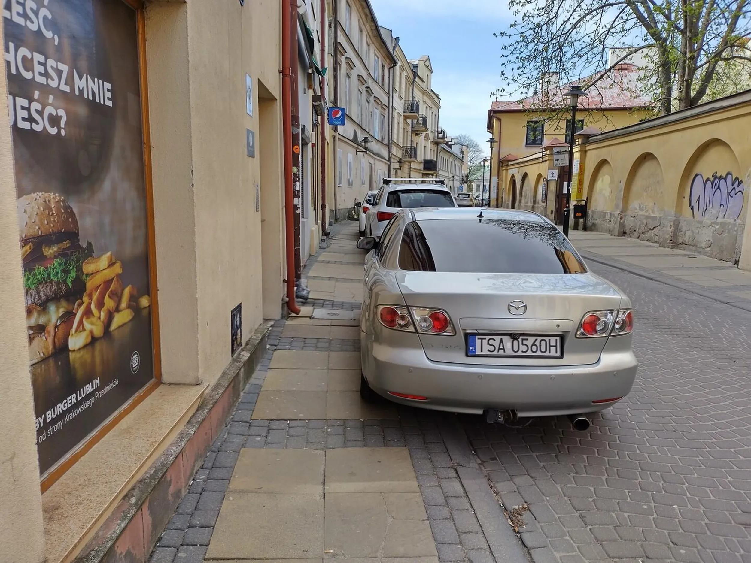 Prawidłowo według ameby zaparkował. A 1,5 metra głąbie gdzie?