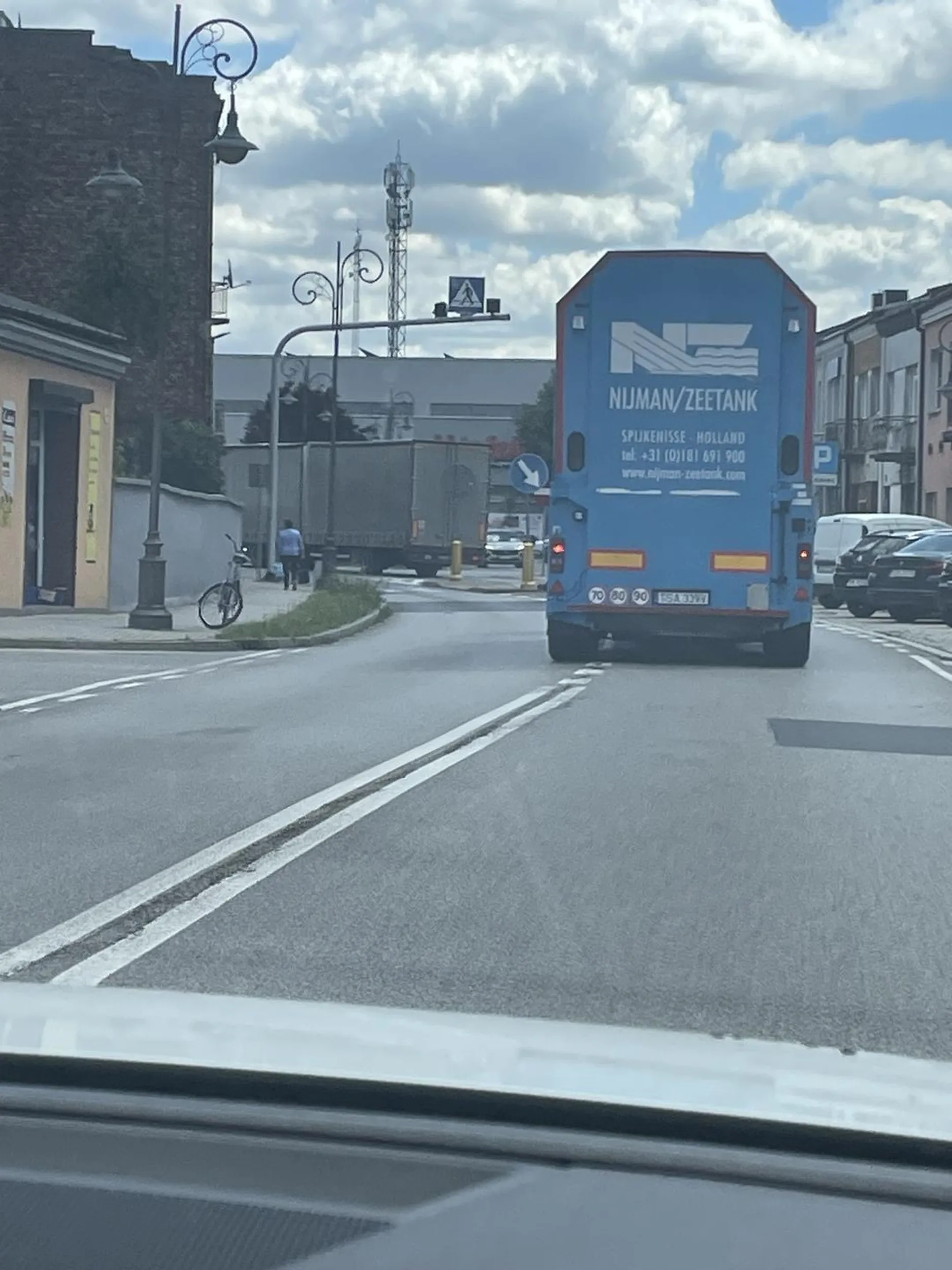 Chłop jeździ środkiem drogi, nie pozwala się wyprzedzić i specjalnie zajeżdża