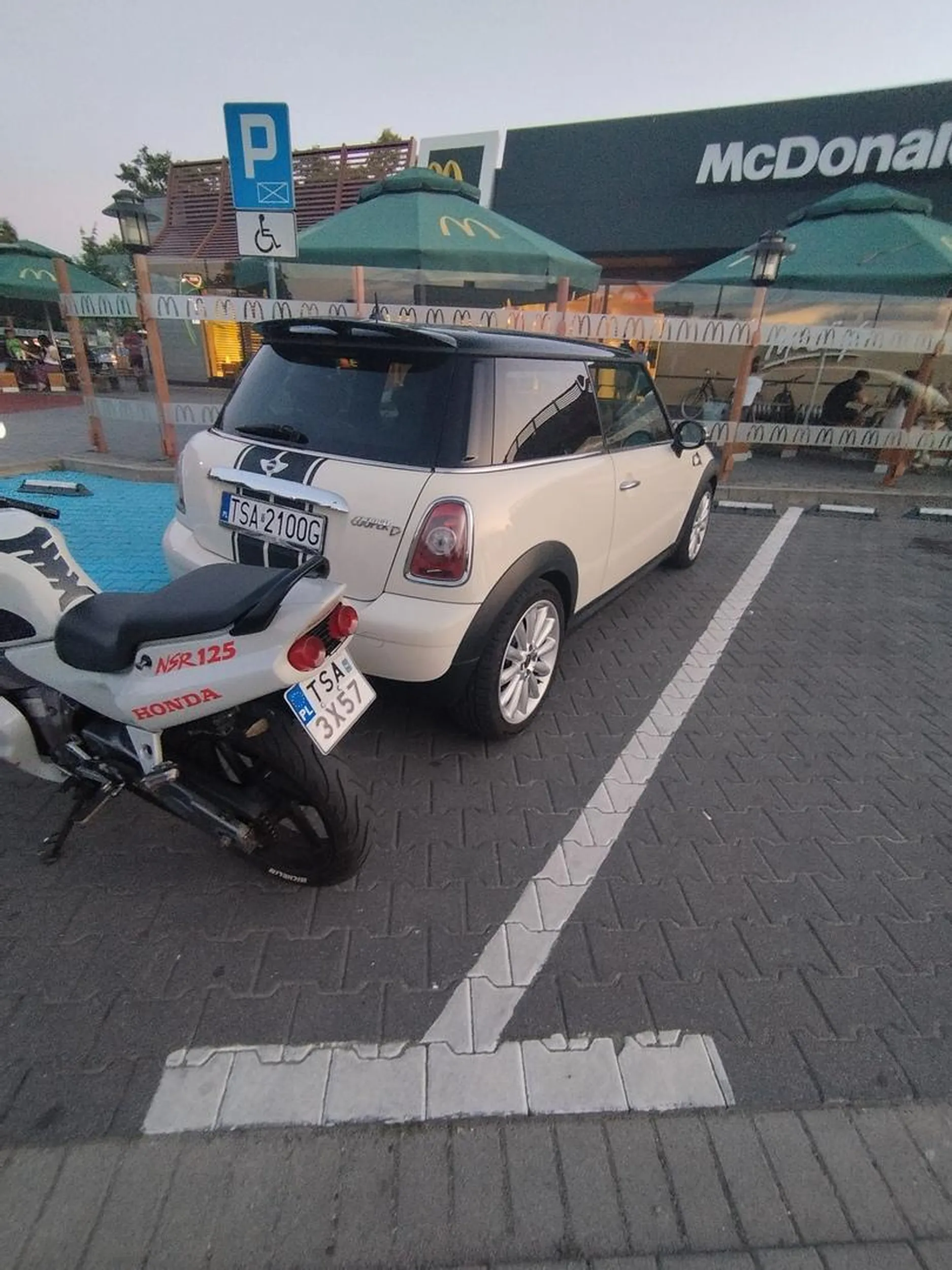 Pan ewidentnie pomylił swoje miejsce parkingowe które powinno się znajdować na niebieskim pasie