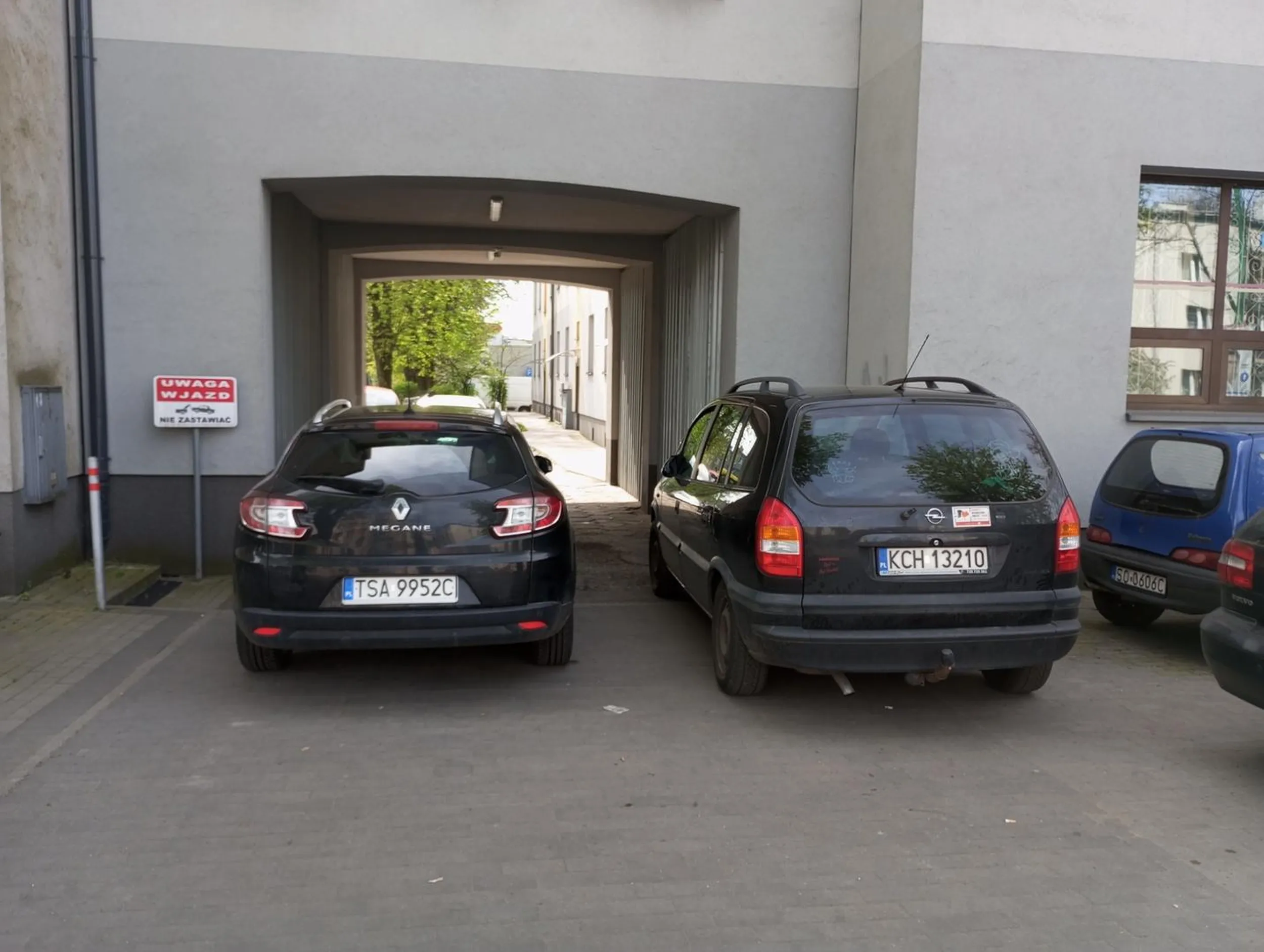 Gościu chyba ma problem z przepisami o ruchu drogowym i parkuje gdzie mu się podoba