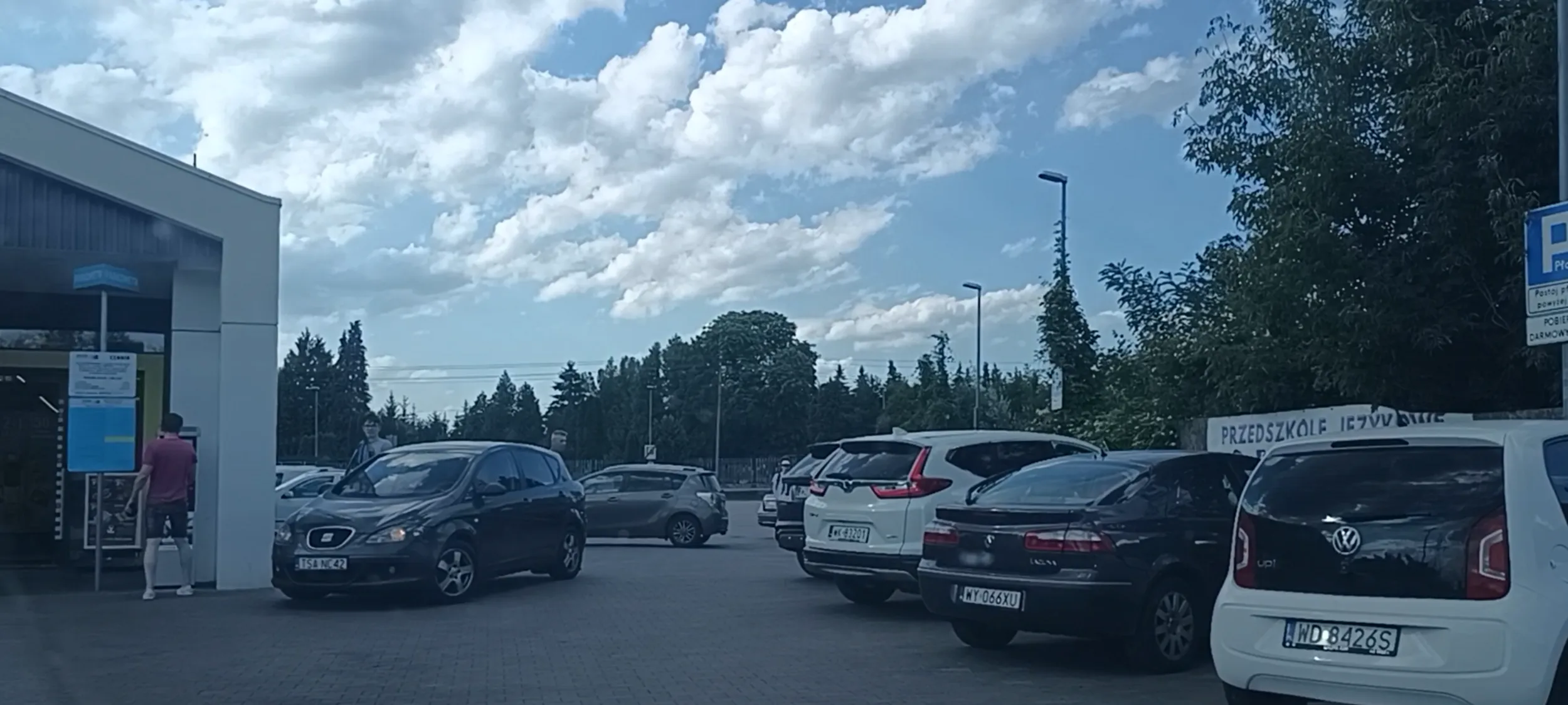 Głupek zaparkował pod parkometrem i zablokował przejazd na parkingu Biedronki