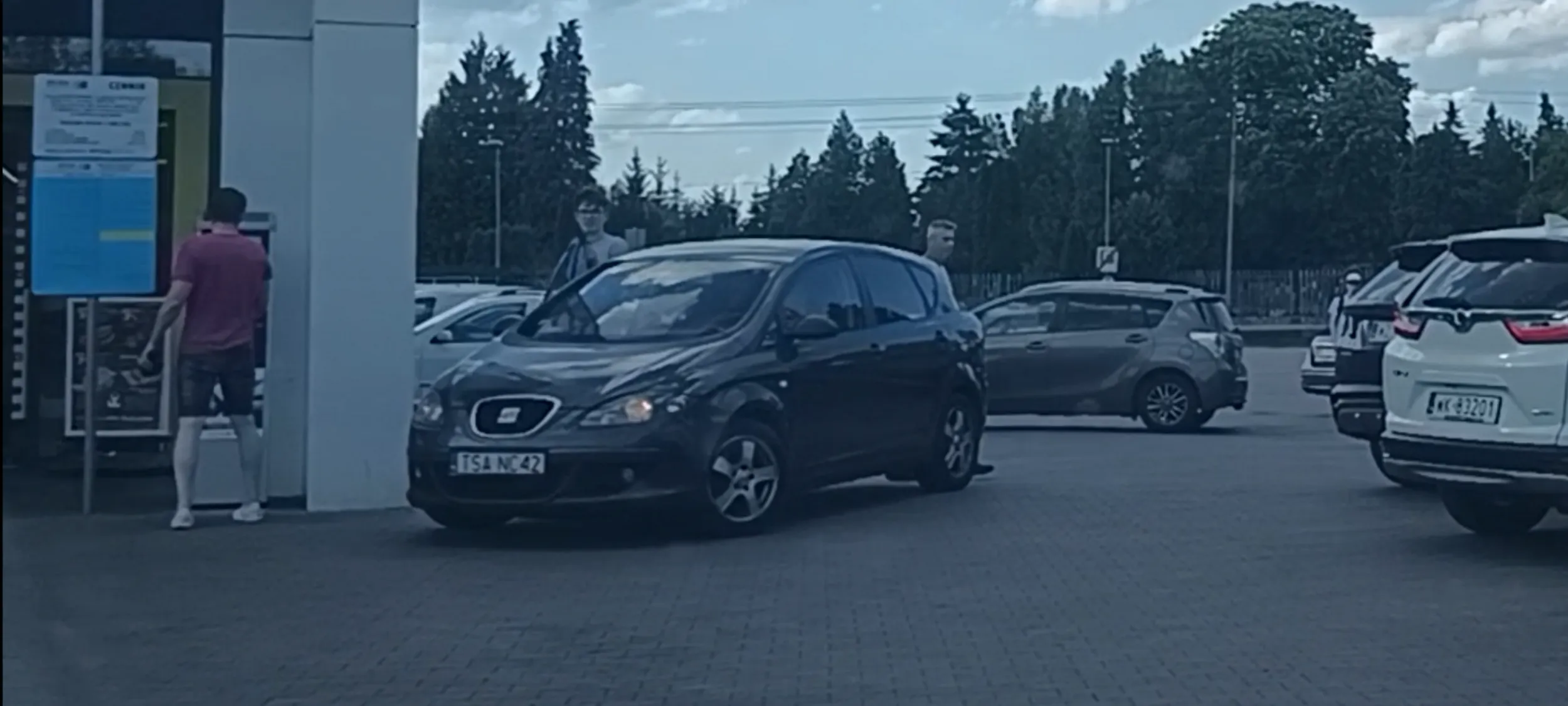 Głupek zaparkował pod parkometrem i zablokował przejazd na parkingu Biedronki