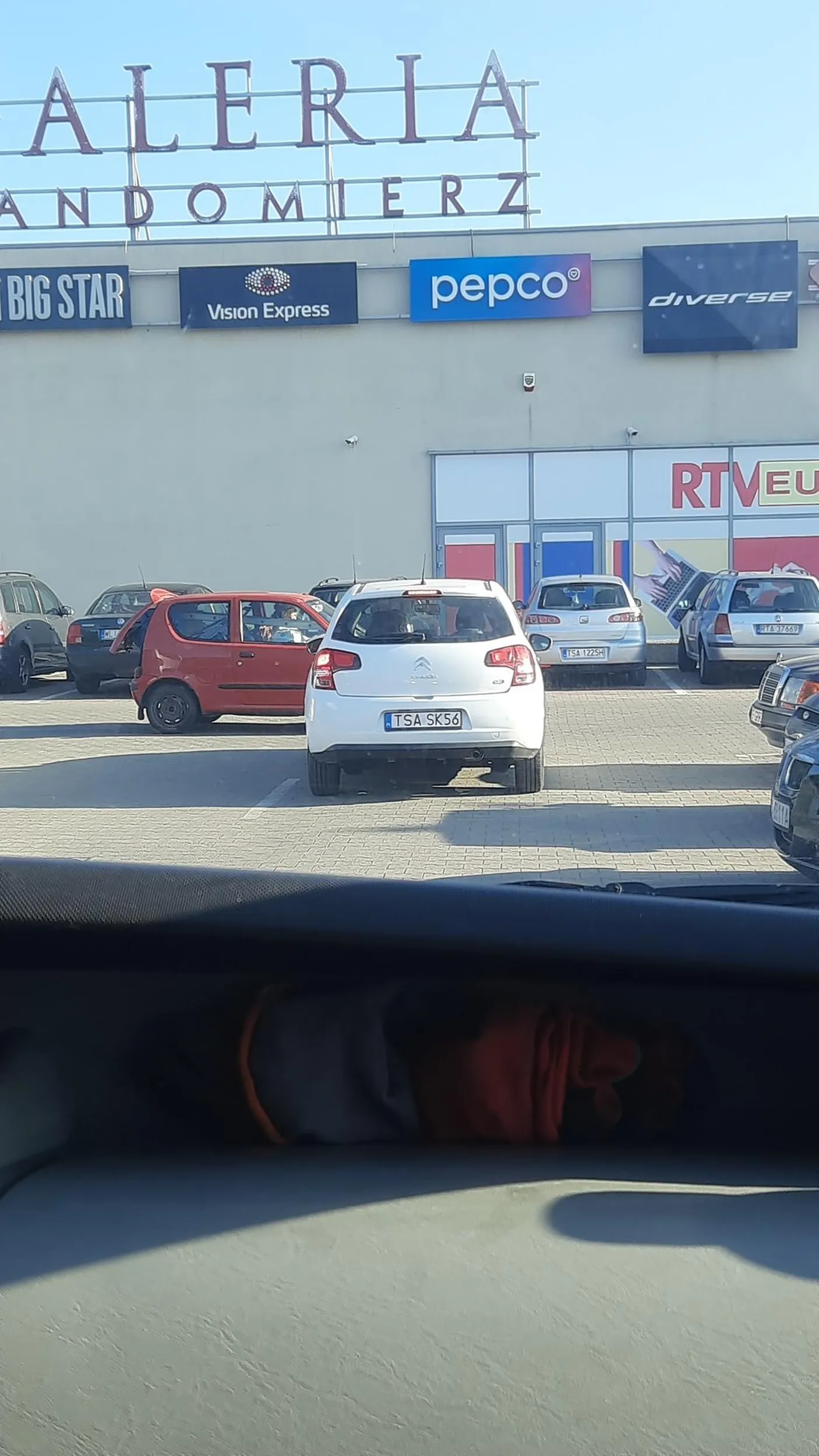 Pani która kierowała tym samochodem zachaczyła jakiegoś Citroena, zamiast wycofać postanowiła jechać dalej. Nie czekała na właściciela tamtego auta i sobie odjechała ??