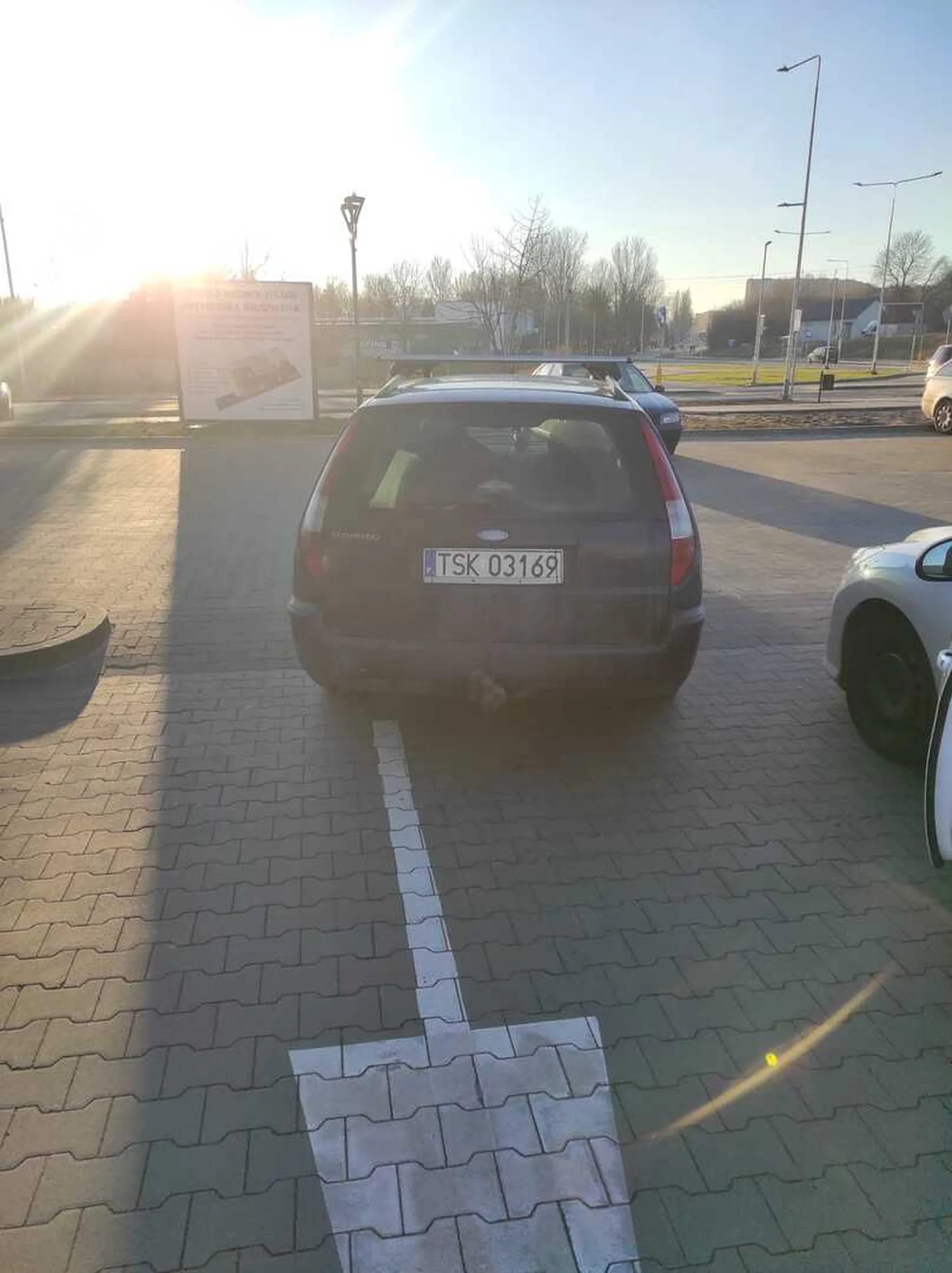 Chciałbym tylko zapytać kierowcy tego auta jak długo zamierza parkować na środku jezdni (3/4 jednego pasa i 1/4 drugiego) bo w żadną stronę nie da się przejechać. Nie pozdrawiam.