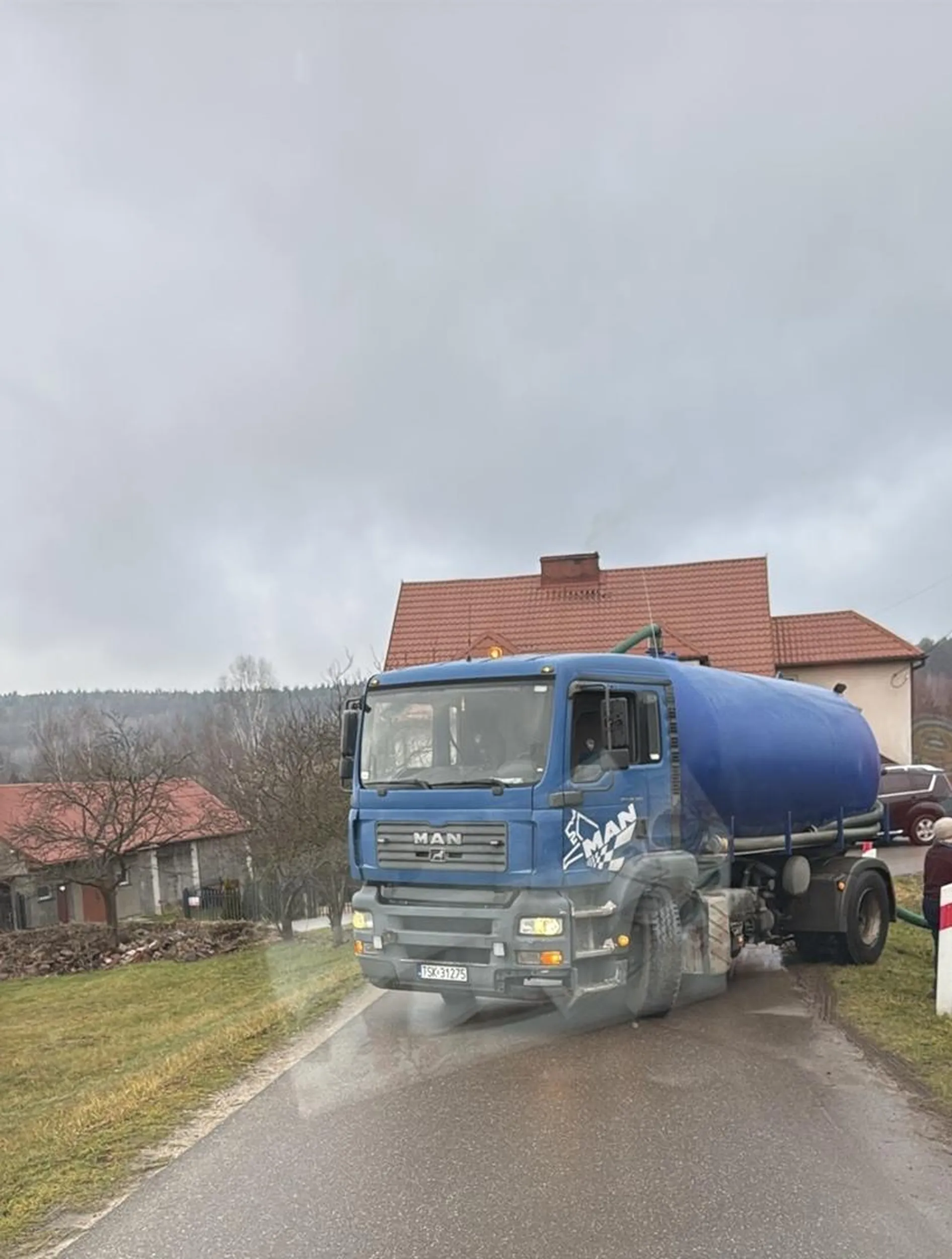 Wszystko rozumiem, ale jednak zostawianie drogi, blokując możliwość przejazdu innym kierowcą jest przesada