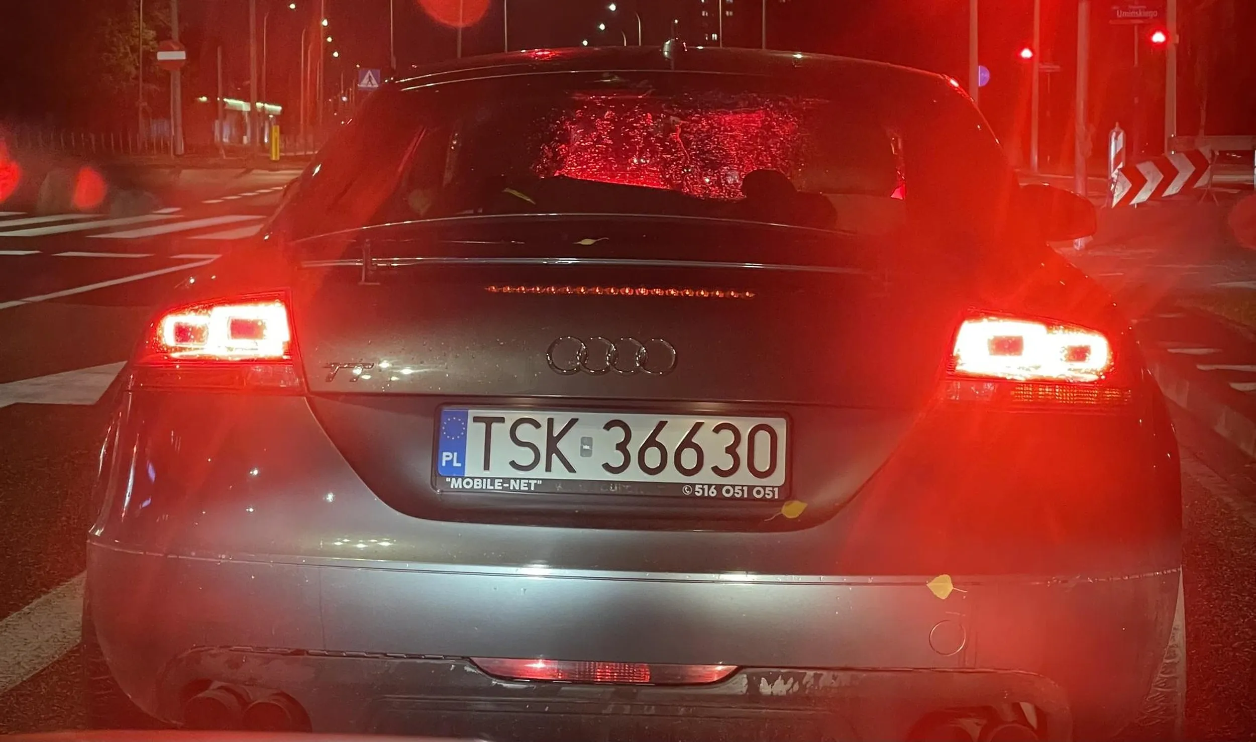 4 zera na klapie, 5 za kierownicą - nie patrzy w lusterka, wpieprza się na nie swój pas prosto przed maskę. Prawo jazdy z chipsów.