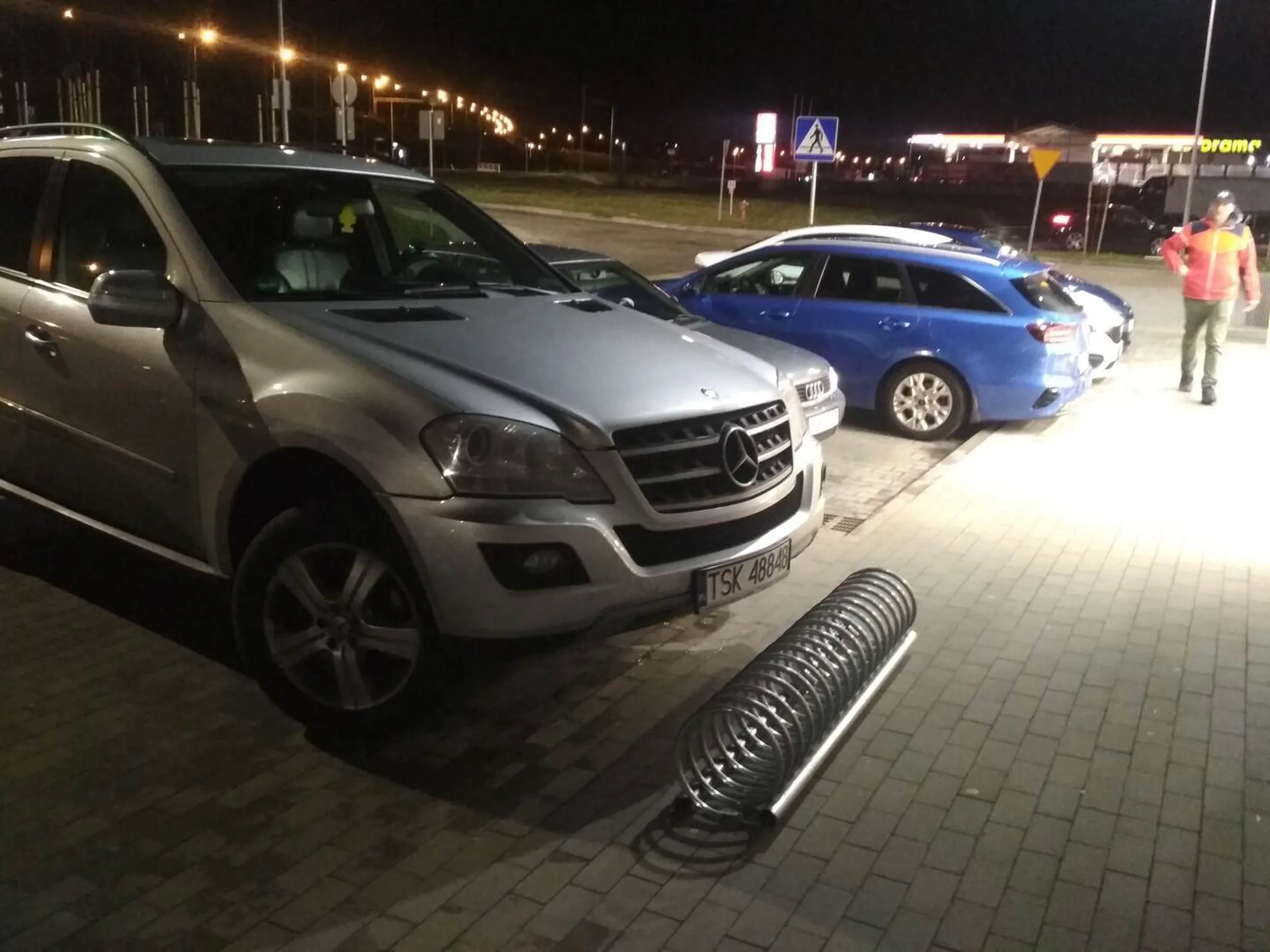 Kierowca zaparkował przed stojakiem dla rowerów. Co się nie zrobi aby do wejścia do sklepu mieć blisko. Sklep Biedronka w Skarżysku kamiennej, ul. Krakowska.