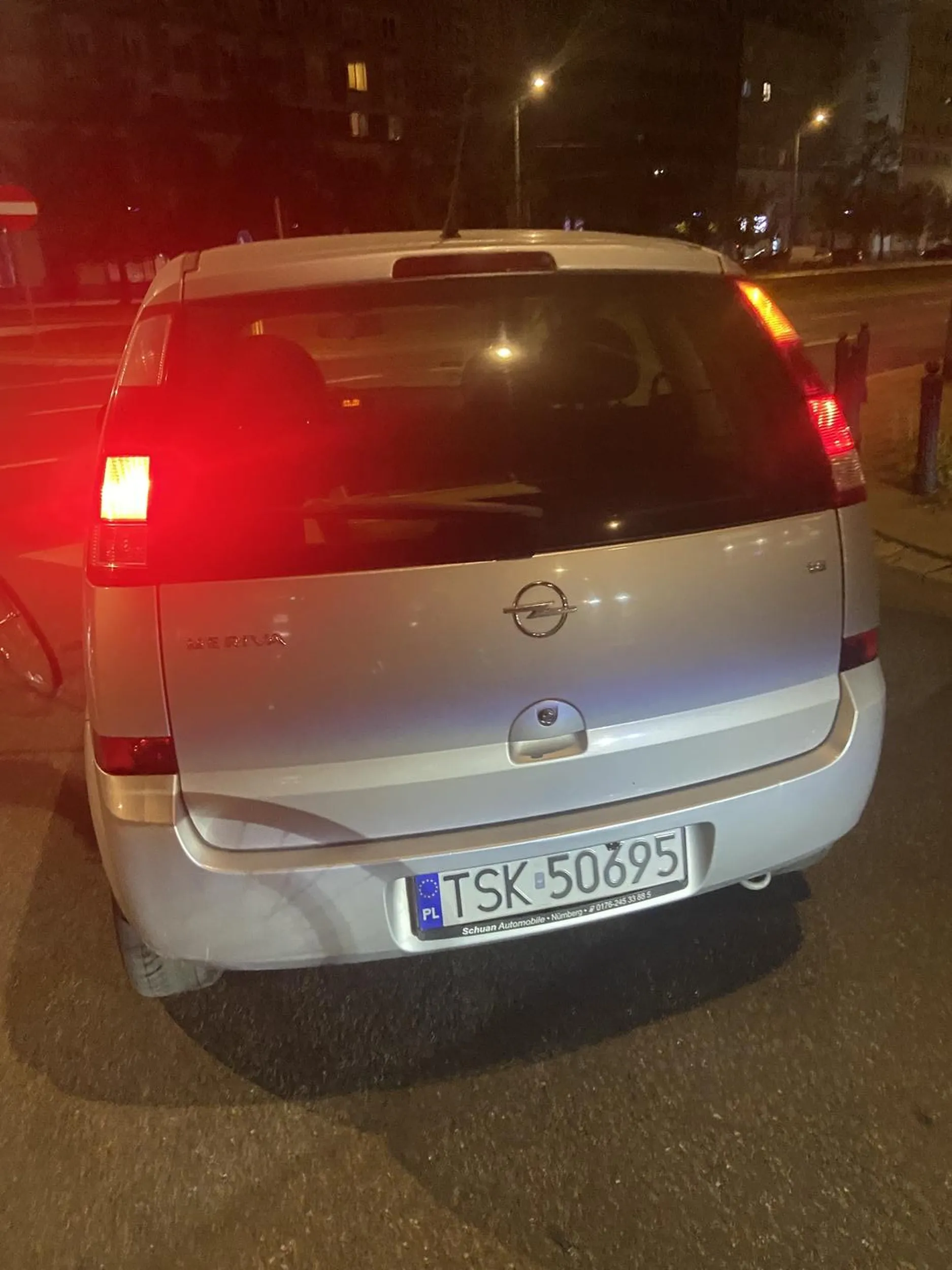 Chłop nie patrzę na światło na czerwony swietle wjeżdża w ludzi na przejściu dla pieszych kiedy oni mają zielone światło