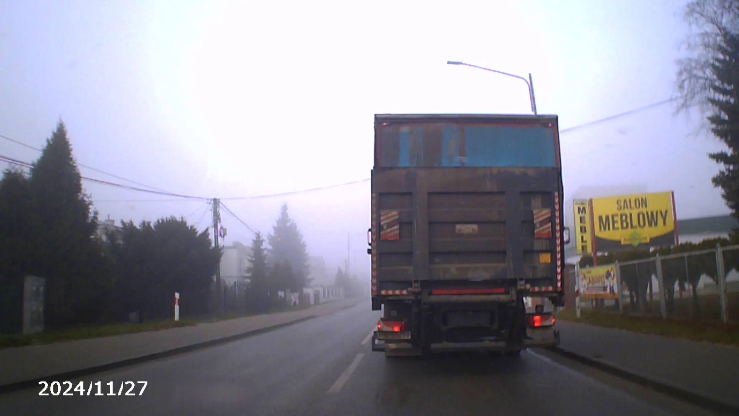 Siwa skroń, a w kulach armatnich pełno, no bo jak inaczej wytłumaczyć tak bezmyślne i nieracjonalne zachowanie na śliskiej nawierzchni? Za wymuszenie pierwszeństwa w taki sposób, powinno Ci się *ałem odbijać przez cały tydzień c*ujozo!