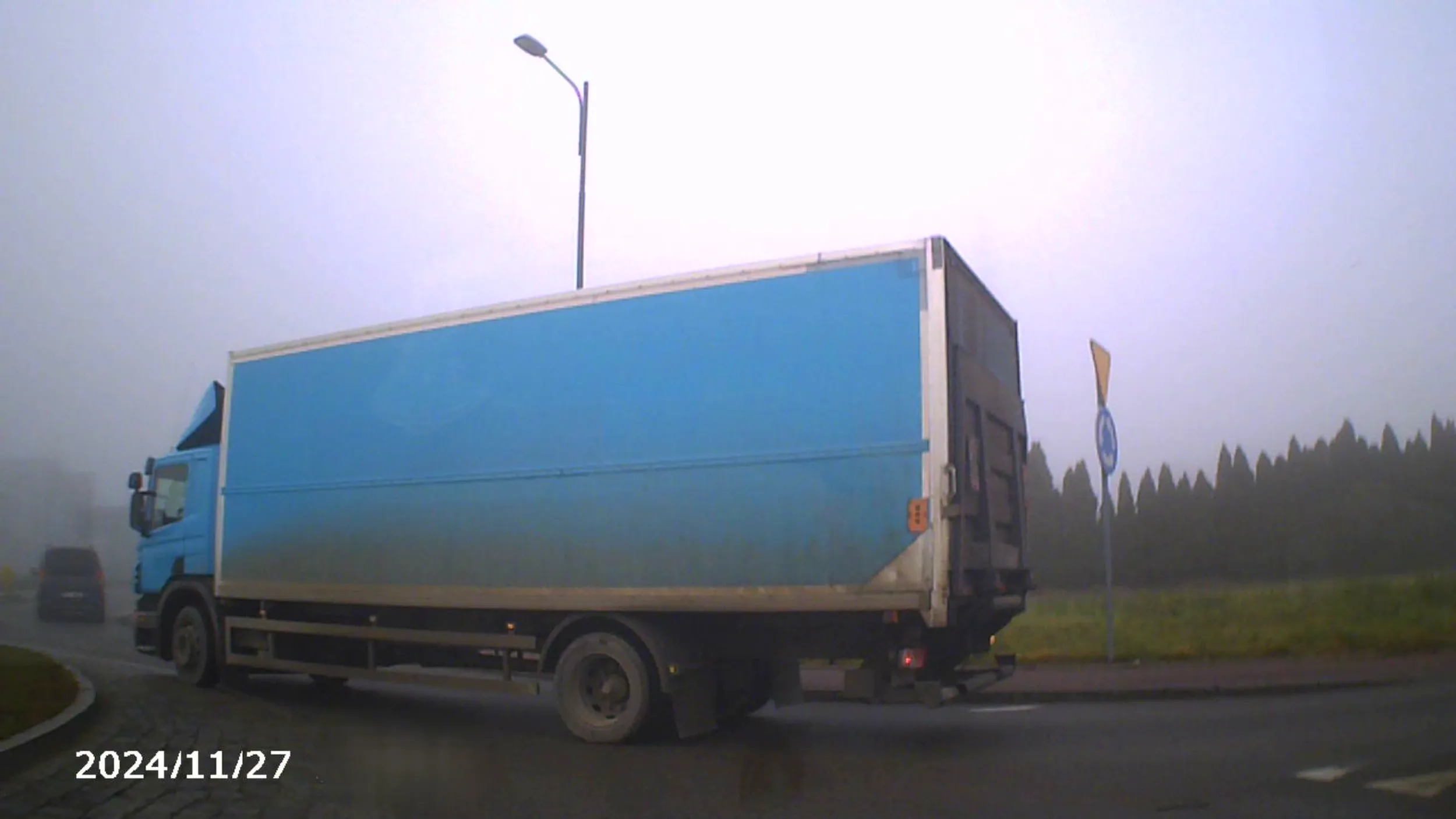 Siwa skroń, a w kulach armatnich pełno, no bo jak inaczej wytłumaczyć tak bezmyślne i nieracjonalne zachowanie na śliskiej nawierzchni? Za wymuszenie pierwszeństwa w taki sposób, powinno Ci się *ałem odbijać przez cały tydzień c*ujozo!