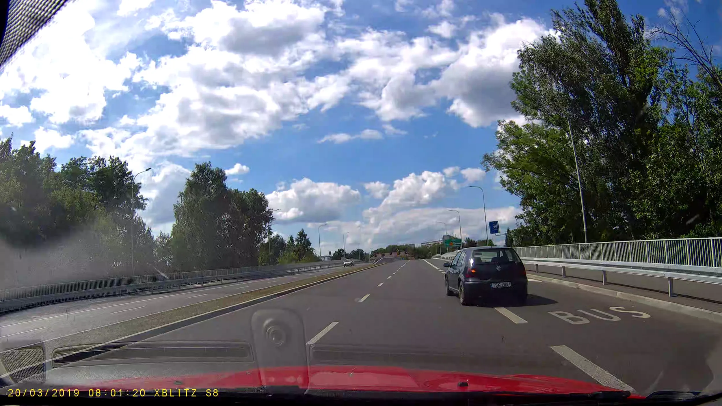 Pan najwyraźniej ma problemy ze znajomością przepisów ruchu drogowego. Nieustąpienie pierszeństwa, wymuszenie etc. to jak widzę, dla pana norma. Do czasu - kiedy sobie, albo innemu człowiekowi wyrządzi pan krzywdę!