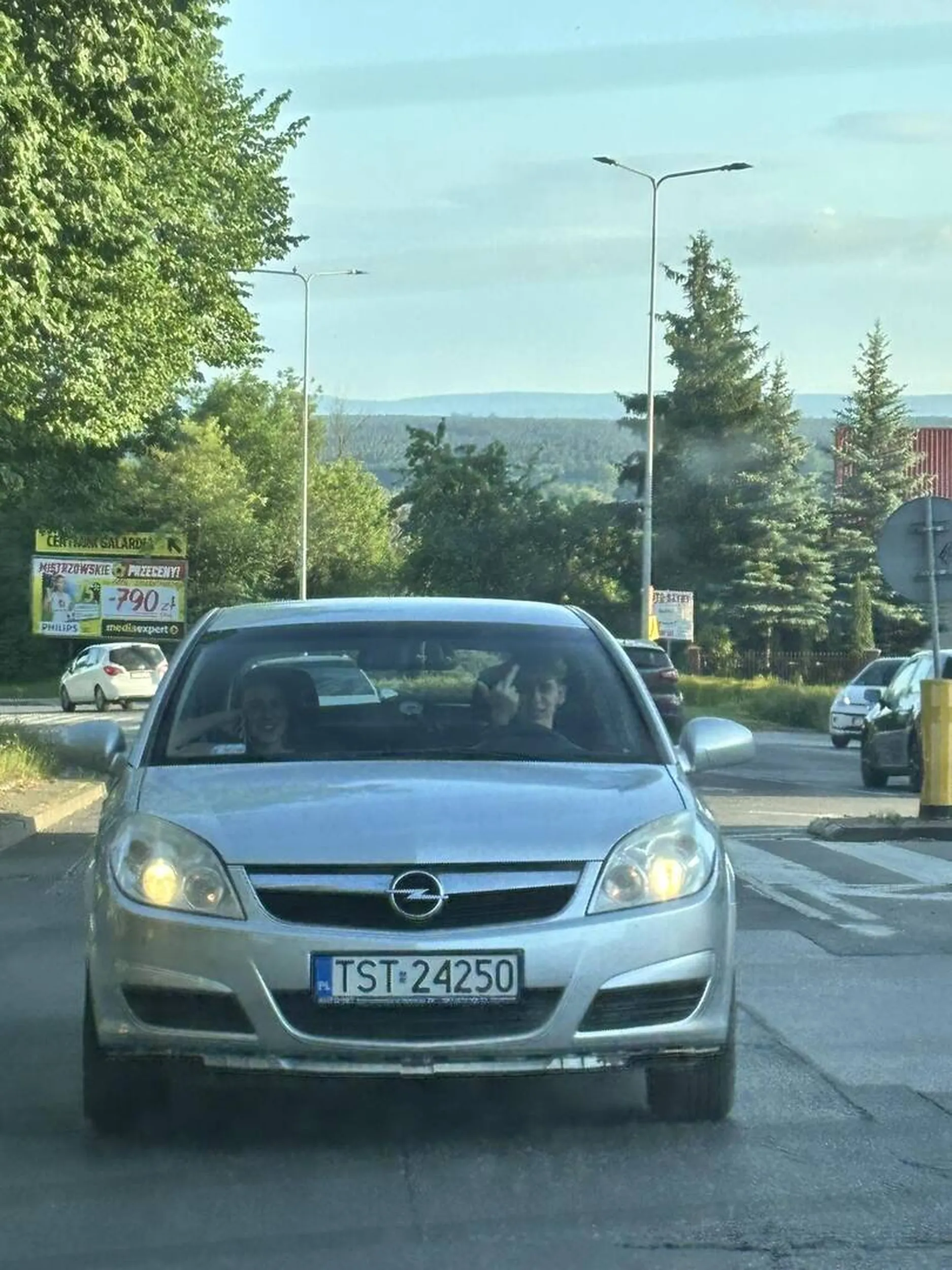 Jeździ i pokazuje ludziom środkowy palec. Sam nie potrafi jeździć. Nie polecam (pewnie nawet nie ma prawa jazdy)