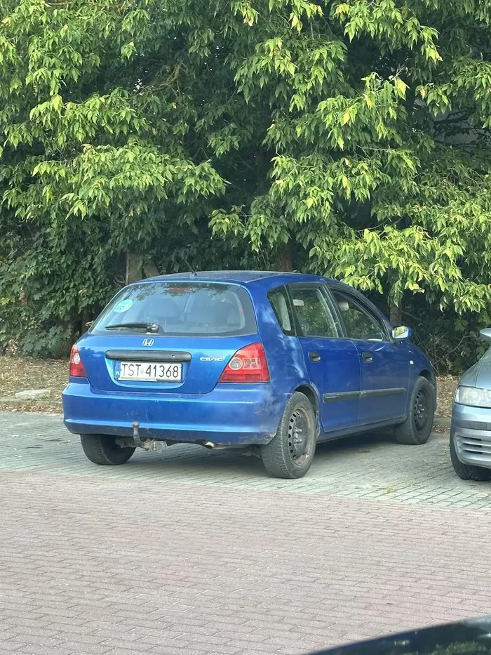 Z grzeczności zwróciłem pani uwagę ze ma otwarta szybę w samochodzie bo po cos się do niego wracała, ta zmierzyła mnie wzrokiem zrobiła buracką mine i miała w dupie zamkniecie szyby, oby ktoś ci tam nasrał