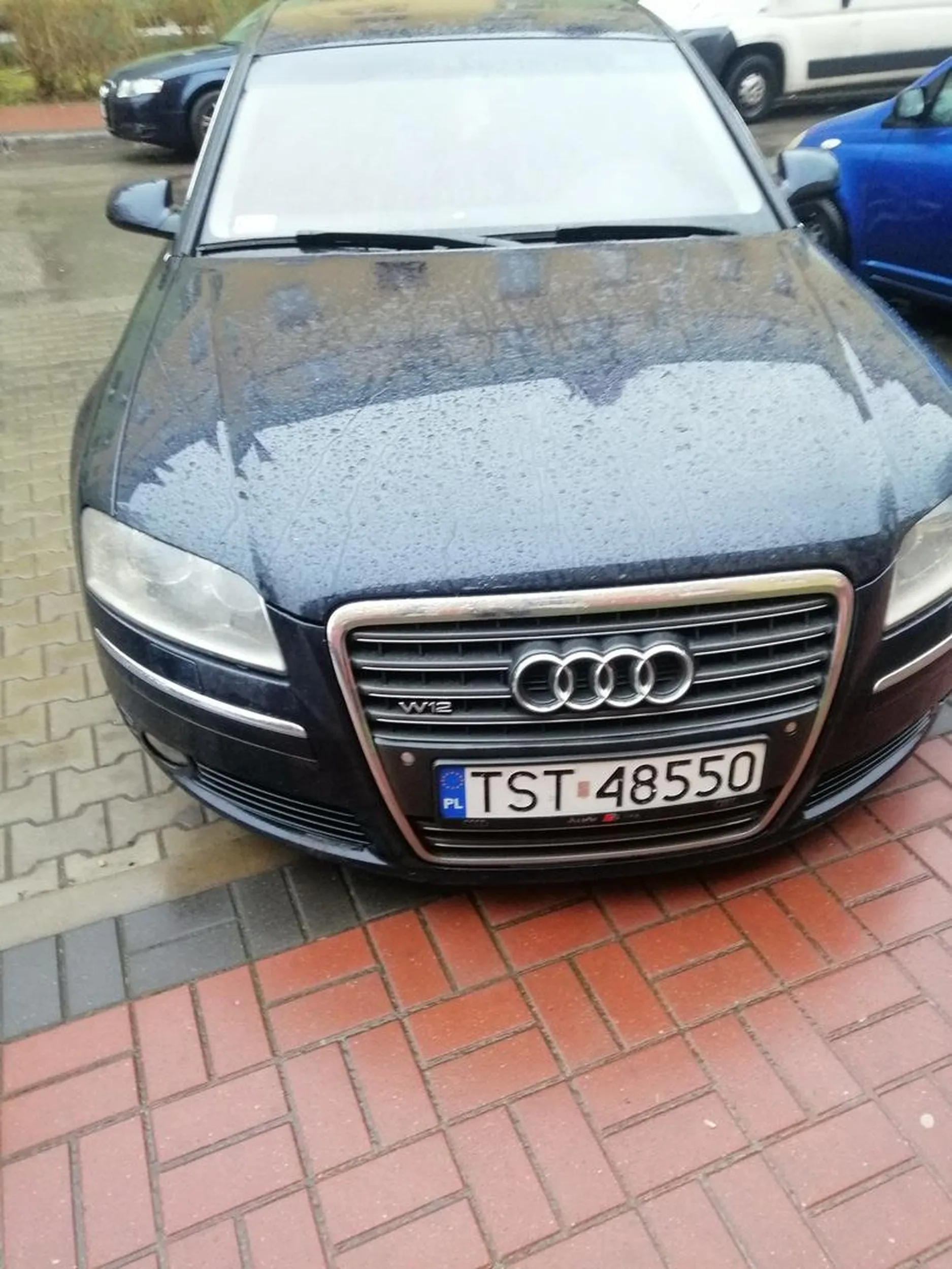 Mistrz parkowania, szkoda że nie na 3 miejscach. Chociaż wóz fajny bo oryginalne Audi A8 W12. Zdarzenie w Dąbrowie Gorniczej.